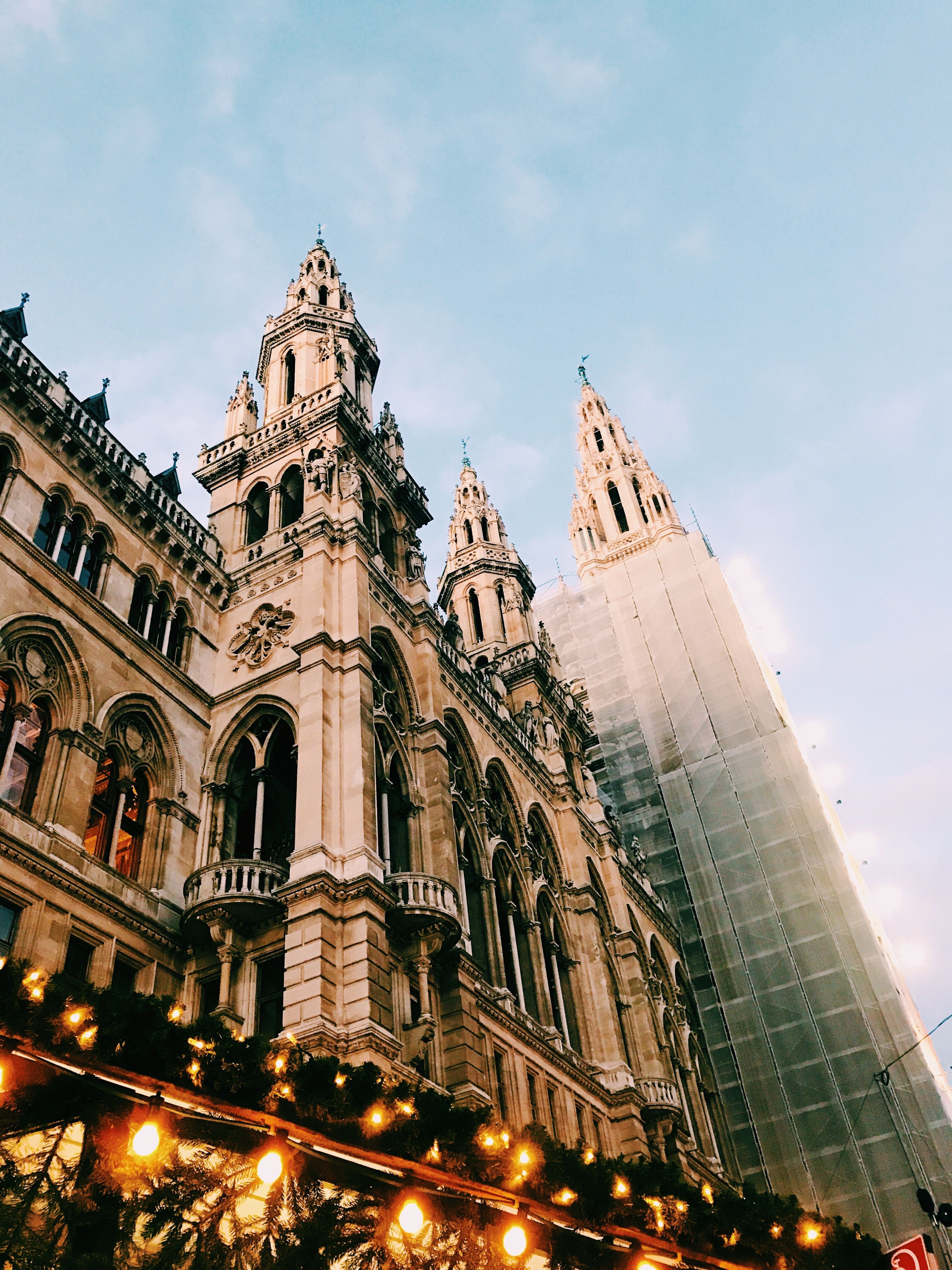 Wiener Rathaus, Wien, Neugotik, Weihnachtsbeleuchtung, Froschperspektive, QHD+, Tablet-Hintergrund