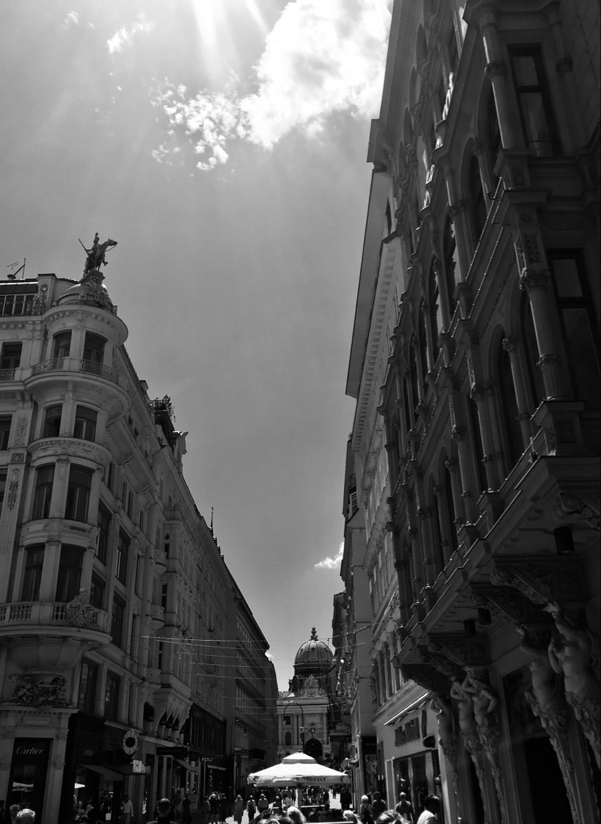 Wien, Altstadt, Gasse, Schwarzweiß, Gegenlicht, Altbauten, Hintergrundbild fürs Tablet