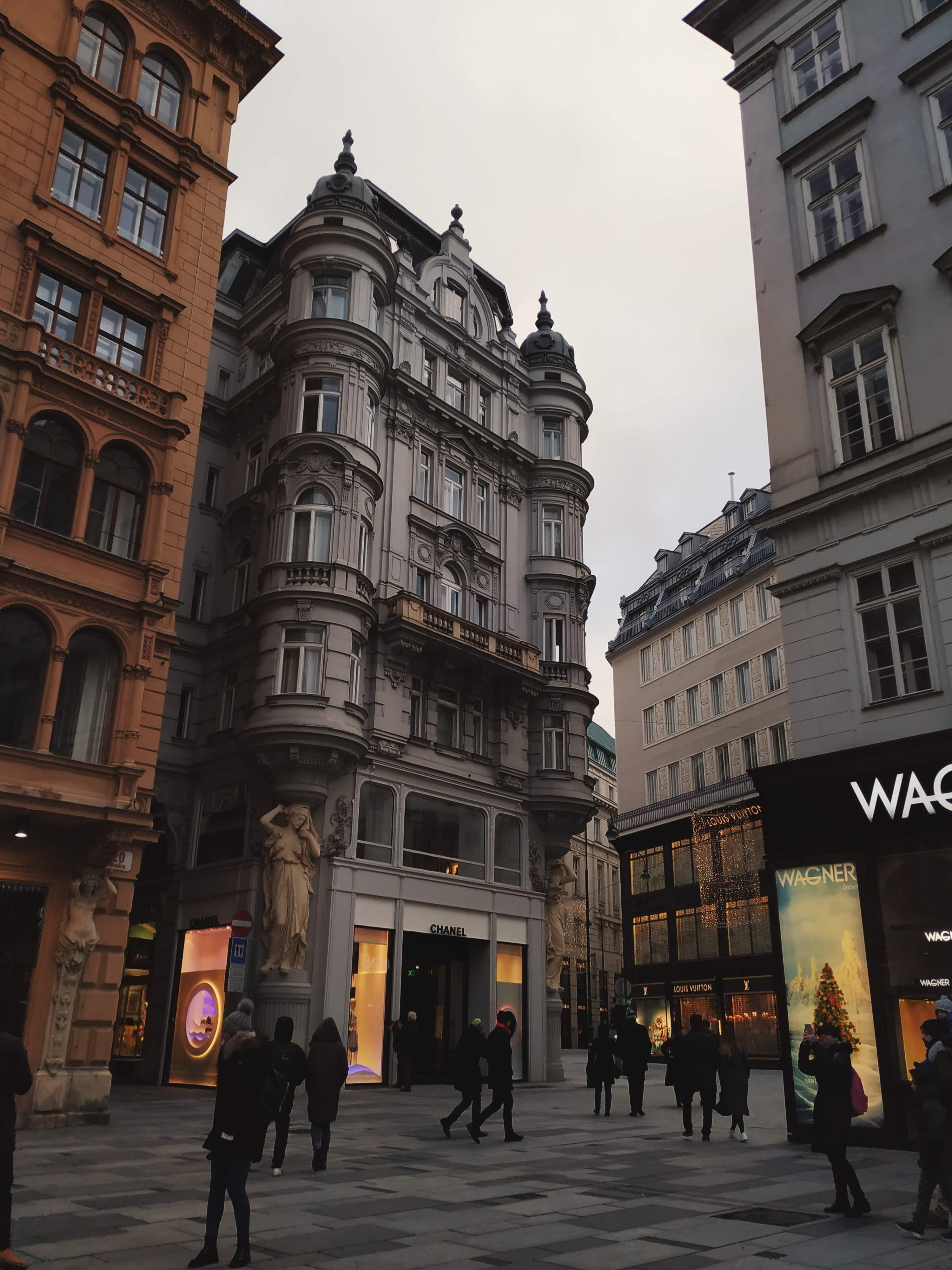 Wien, Innere Stadt, Altbauten, Fußgängerzone, Bewölkter Himmel, QHD+, iPad-Hintergrundbild
