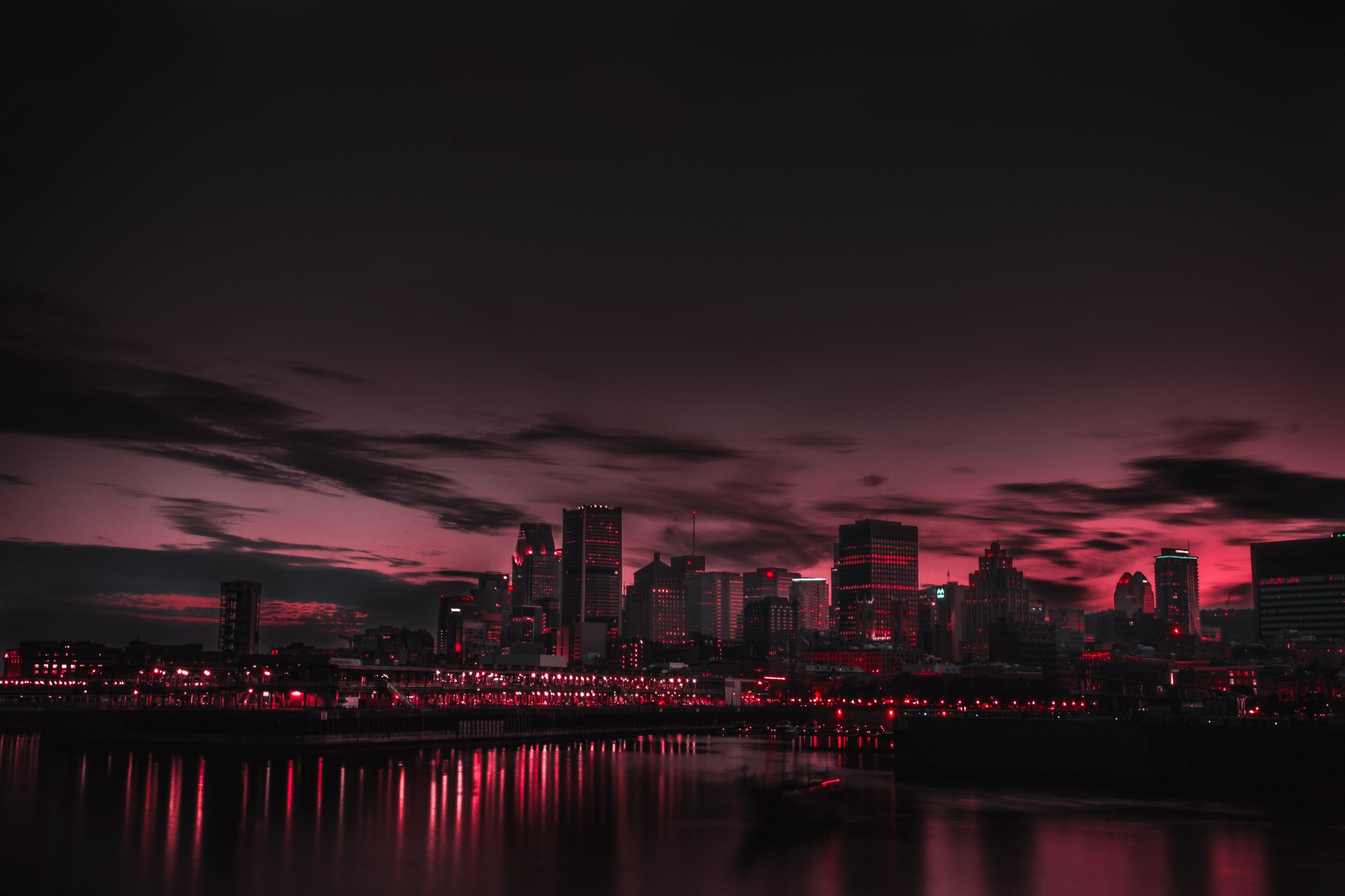 Skyline, Stadt bei Nacht, Fluss, Lichter, Rote Wolken, Dunkel, 4K, Laptop-Hintergrundbild