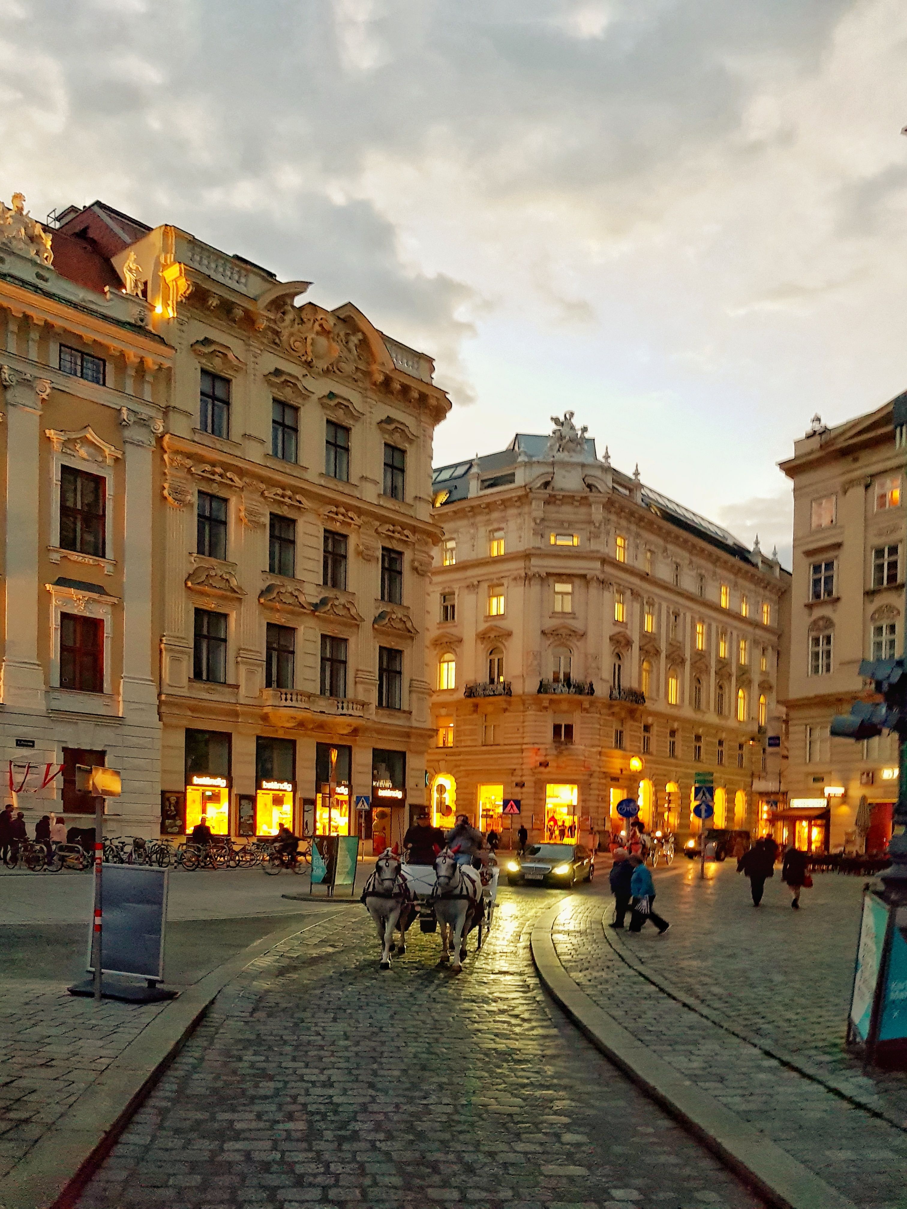 Wien, Innere Stadt, Platz, Pferdekutsche, Abendlicht, Historische Gebäude, Hintergrundbild fürs iPad
