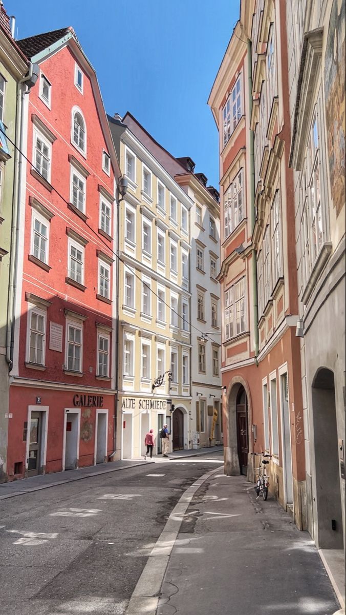 Wien, Gasse, Bunte Fassaden, Altstadt, Blauer Himmel, Hintergrundbild für iPhone und Android