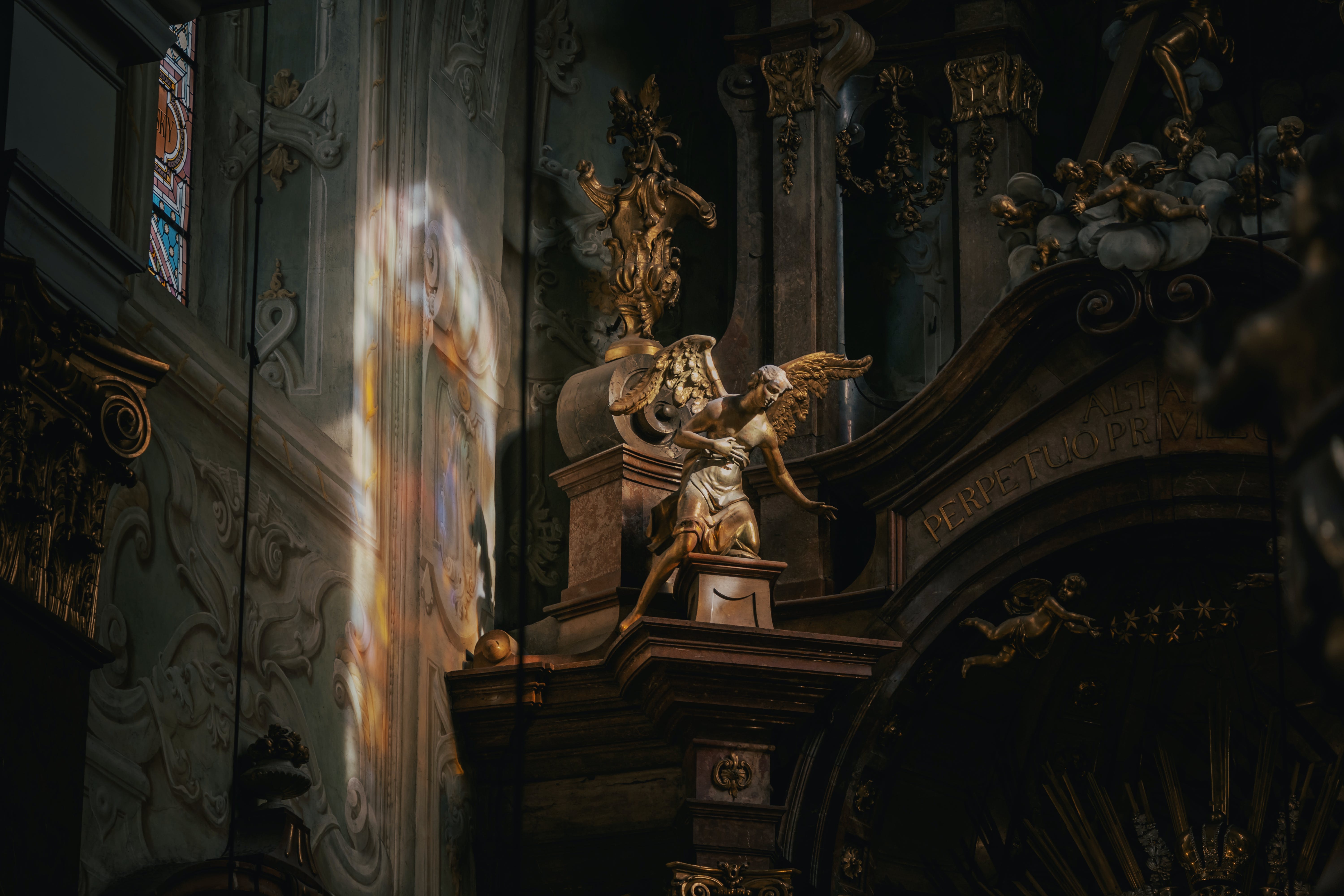Wien, Barockkirche, Kirchenraum, Engelsfiguren, Buntglasfenster, Dunkel, 6K, Laptop-Hintergrundbild