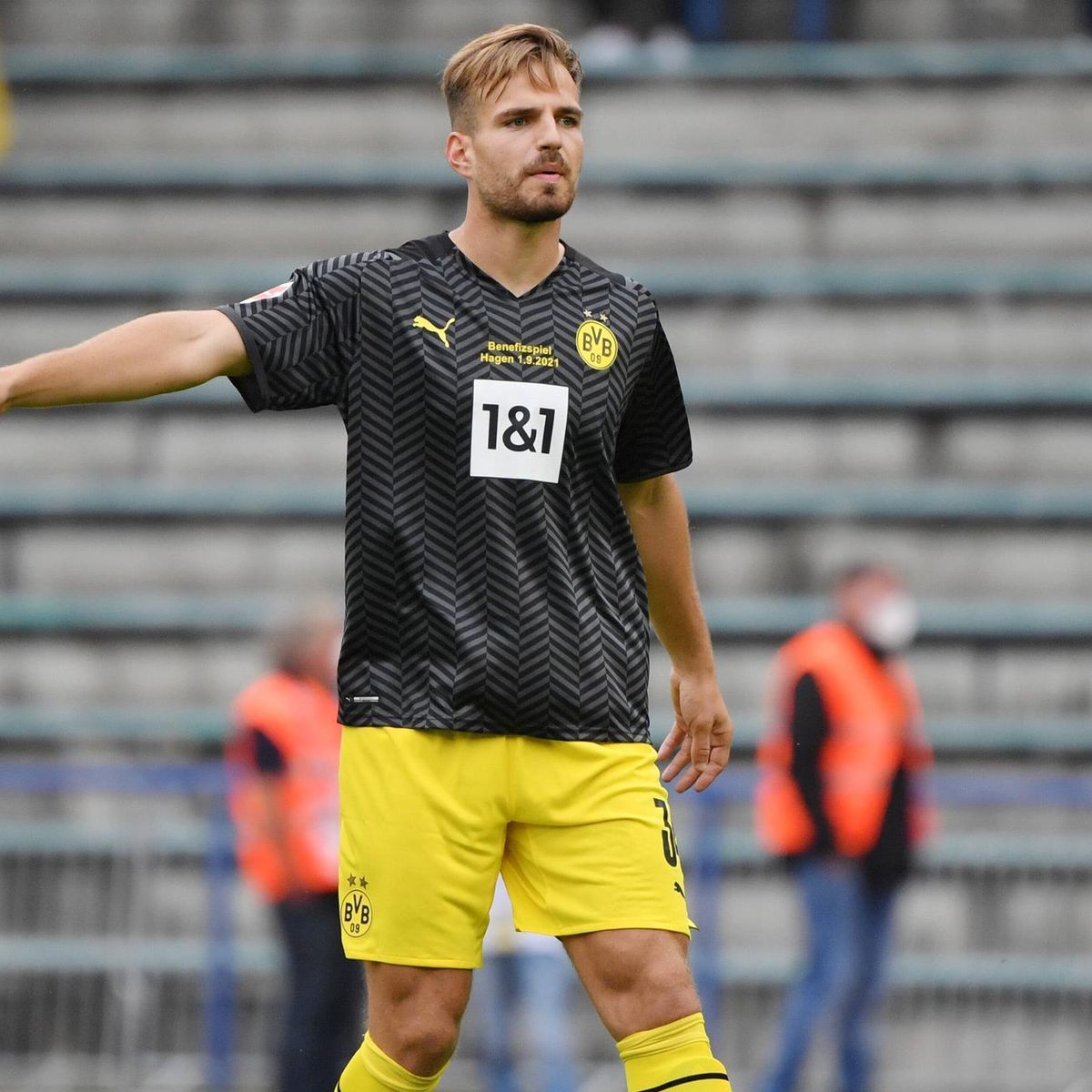 Borussia Dortmund, Fußballspieler, Schwarzes Trikot, Tribüne, Geste, Hintergrundbild fürs Tablet