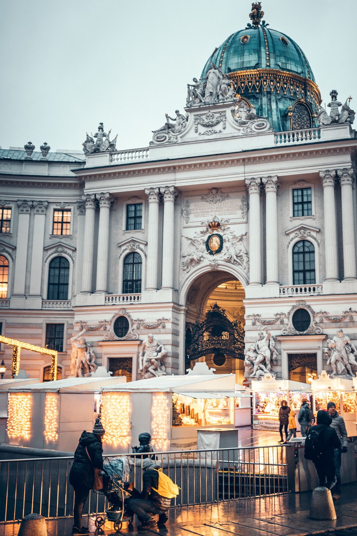 Hofburg, Michaelertrakt, Wien, Kuppel, Weihnachtsmarkt, Dämmerung, Full HD, iPhone-Hintergrundbild
