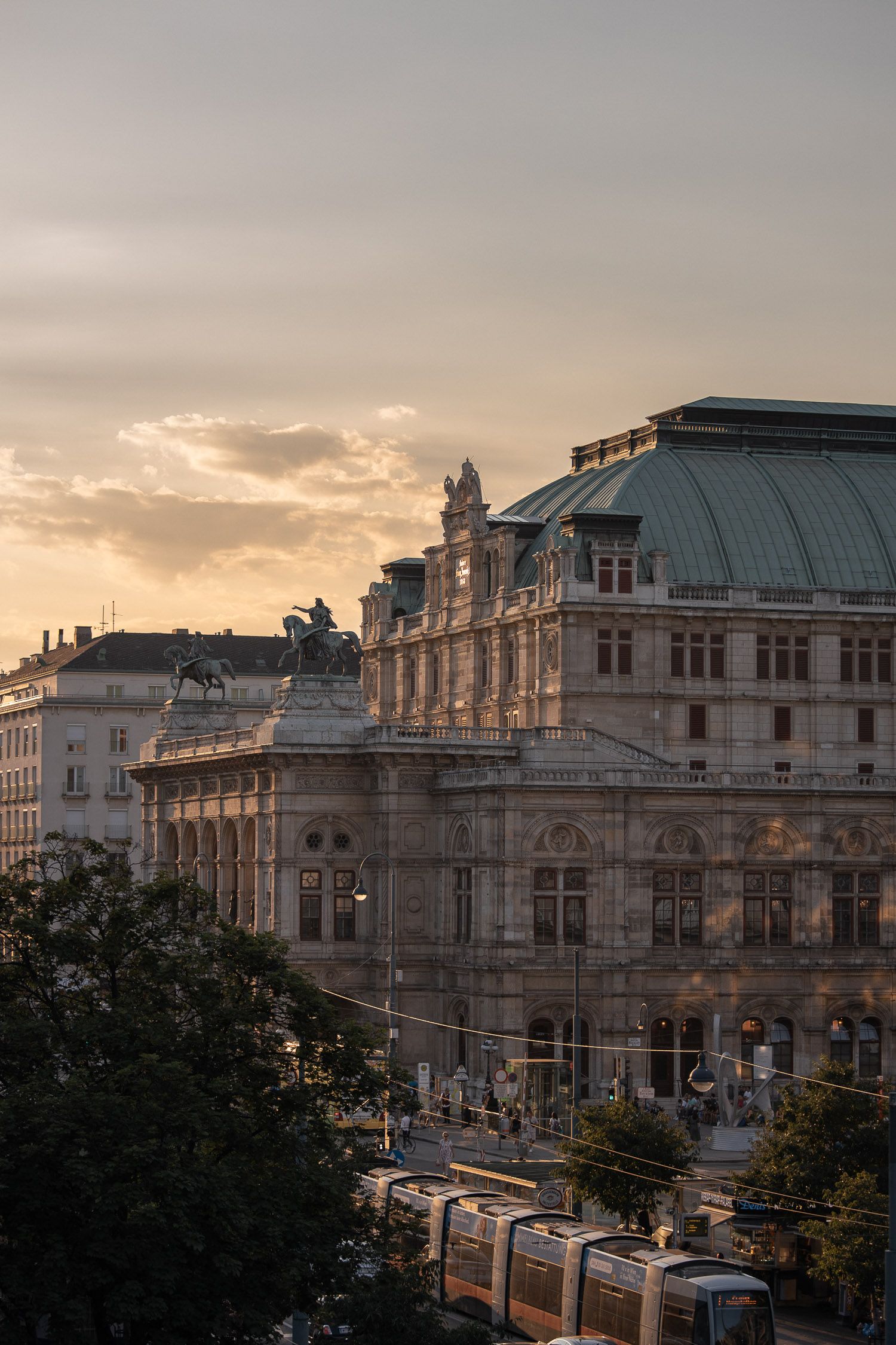 Wiener Staatsoper, Wien, Abendlicht, Bäume, Dächer, QHD+, Hintergrundbild fürs Handy