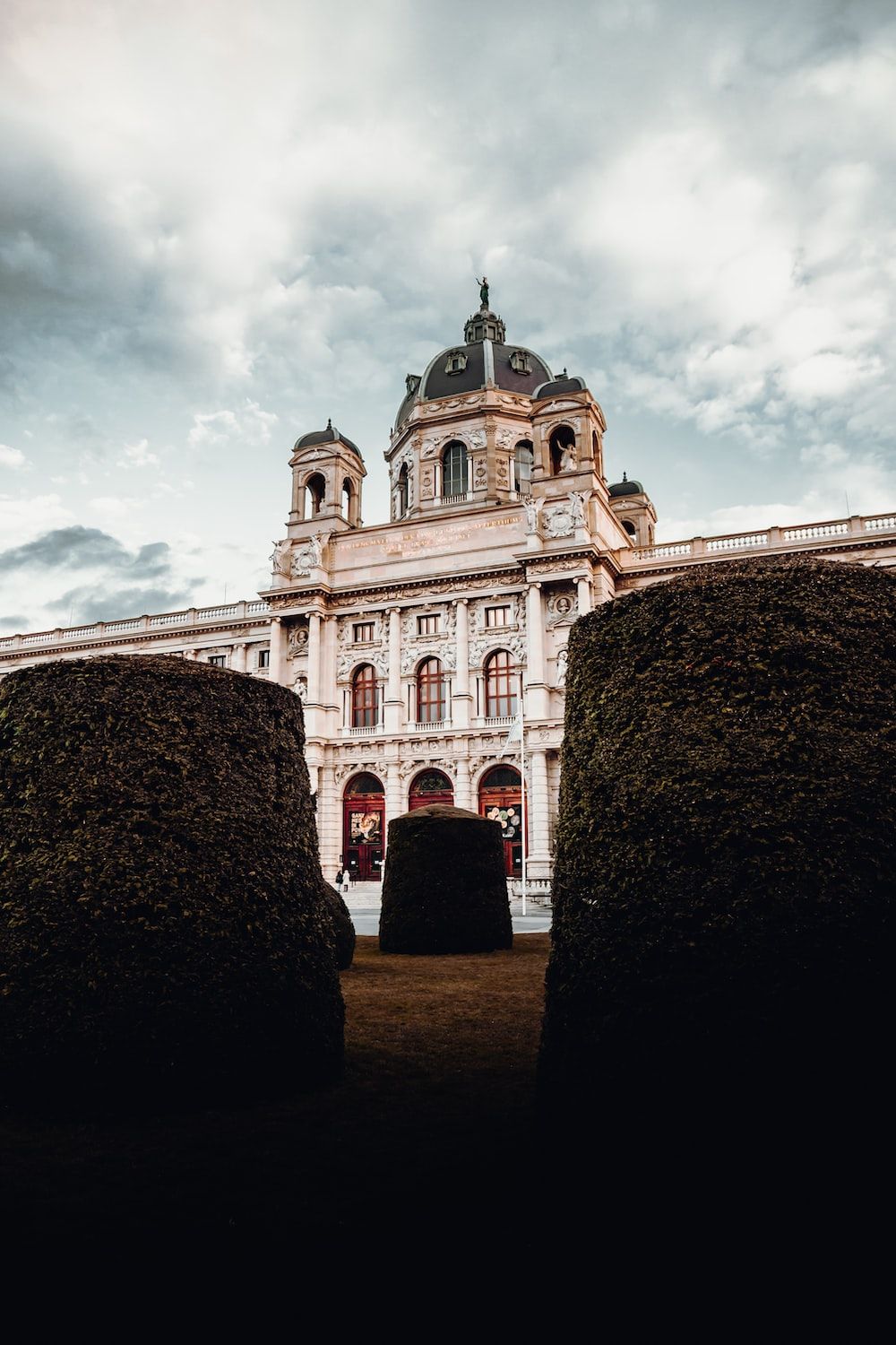 Naturhistorisches Museum Wien, Maria-Theresien-Platz, Wien, Hecken, Kuppel, Wolken, HD-Handy-Hintergrundbild
