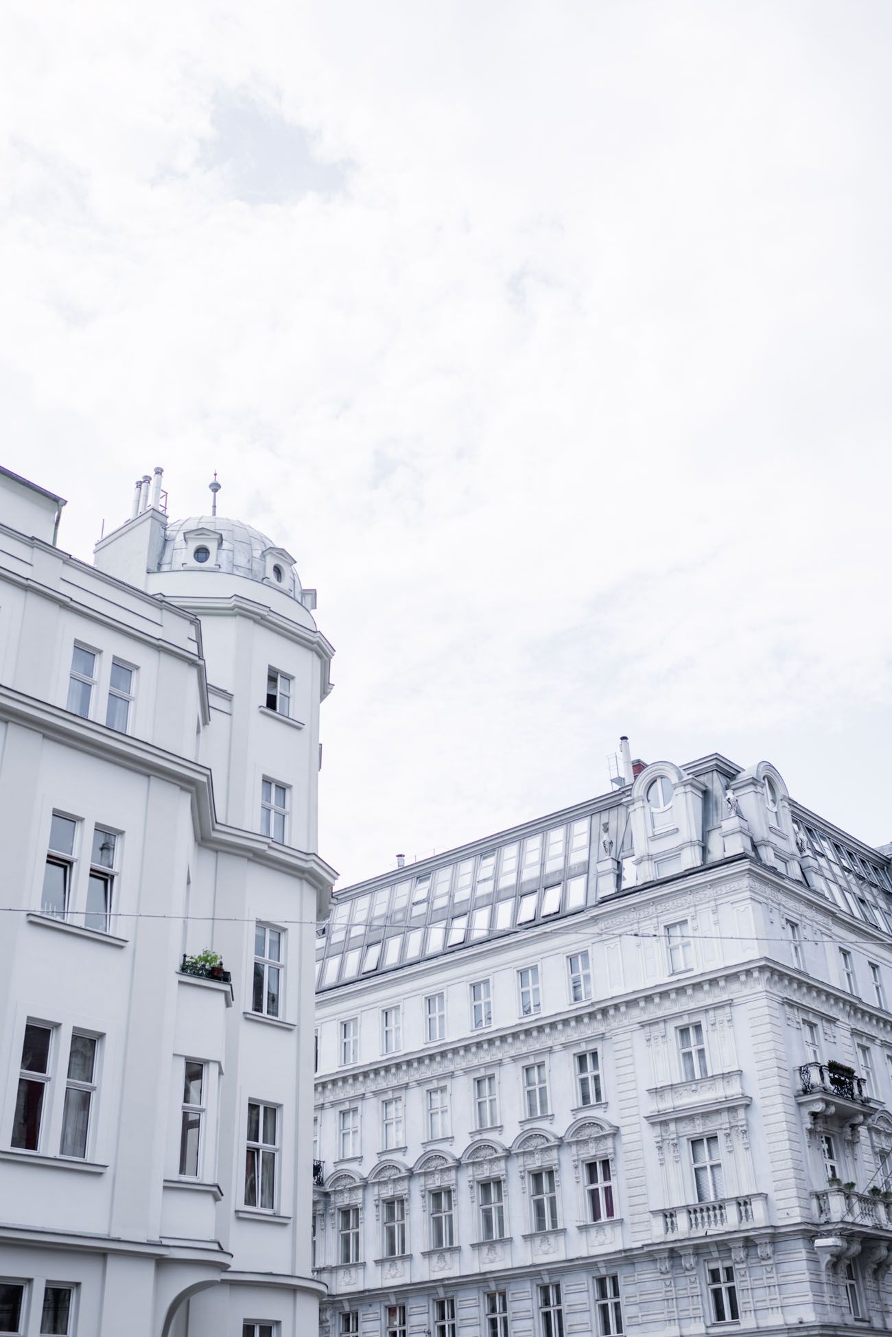 Wien, Altbauten, Weiße Fassaden, Froschperspektive, Bewölkter Himmel, Full HD, iPad-Hintergrundbild