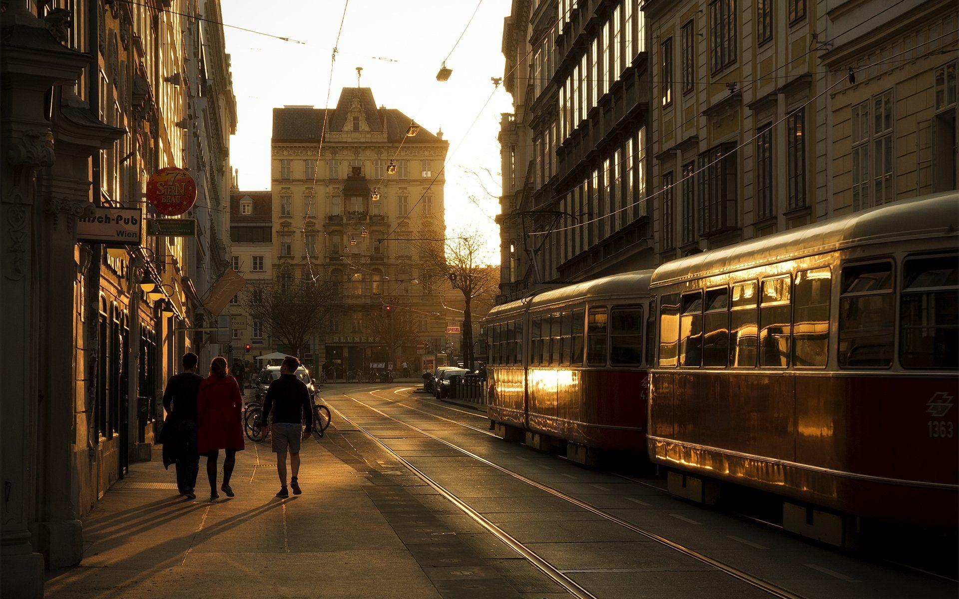 Wien, Straßenbahn, Goldenes Licht, Gegenlicht, Altbauten, Passanten, Full HD, Desktop-Hintergrund