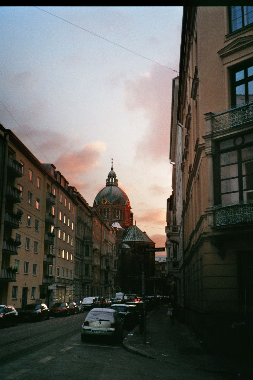 Wien, Straße, Kuppel, Abenddämmerung, Altbauten, Hochformat, HD, iPhone-Hintergrundbild