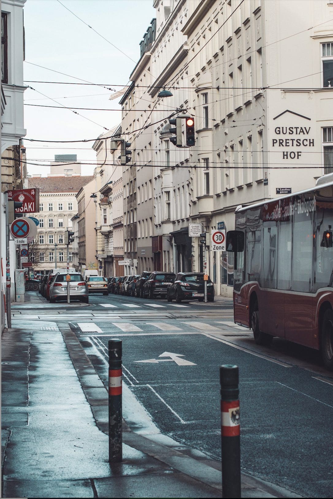 Wien, Straße, Regen, Nasse Straße, Altbauten, Straßenbahn, Full HD, Tablet-Hintergrund