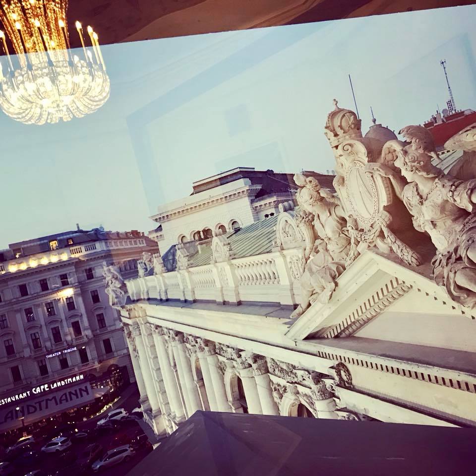 Wien, Skulpturen, Kronleuchter, Fensterblick, Prunkbau, Schräge Perspektive, Tablet-Hintergrundbild