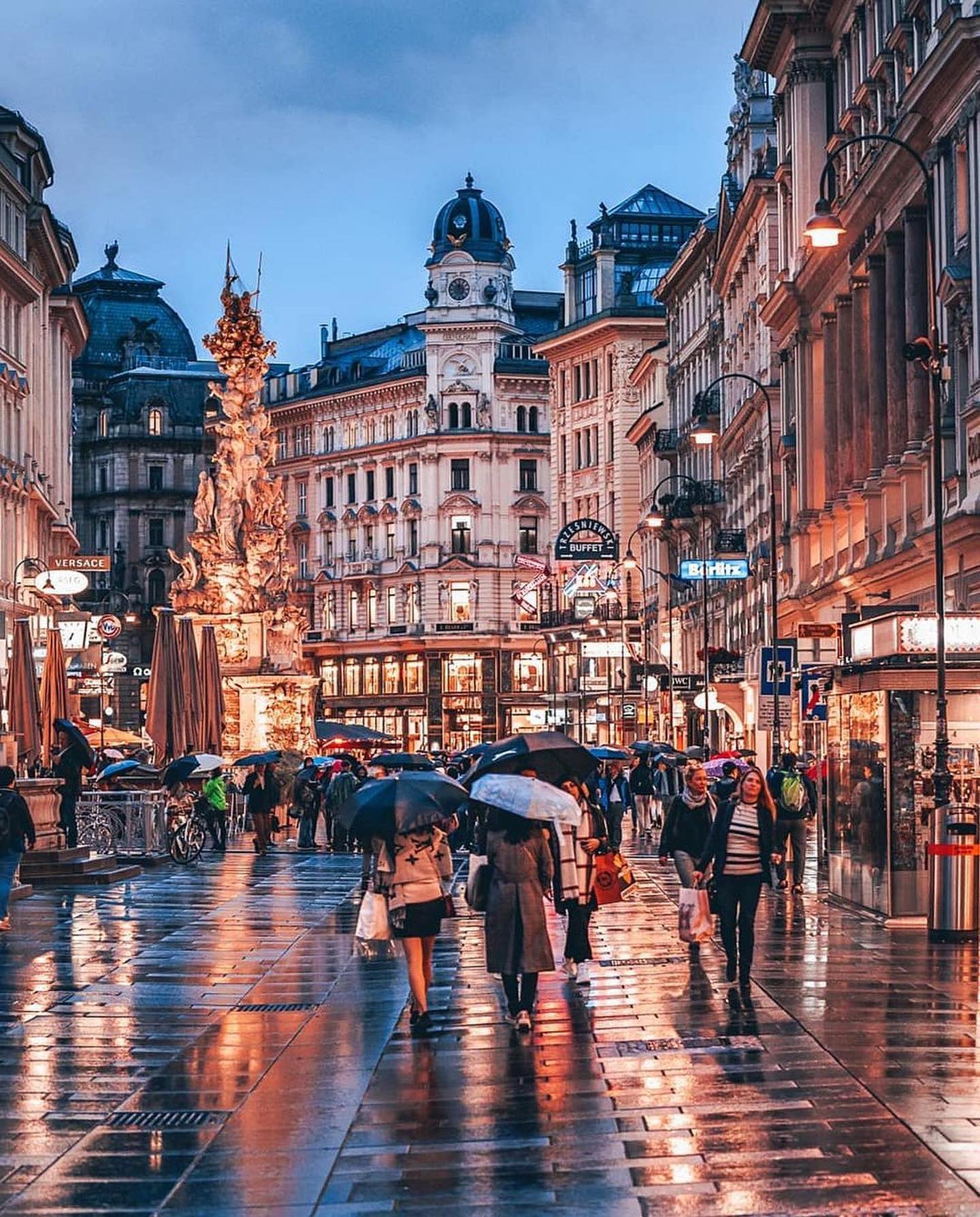Graben, Pestsäule, Wien, Regen, Spiegelung, Fußgängerzone, Abend, Hintergrundbild fürs Tablet