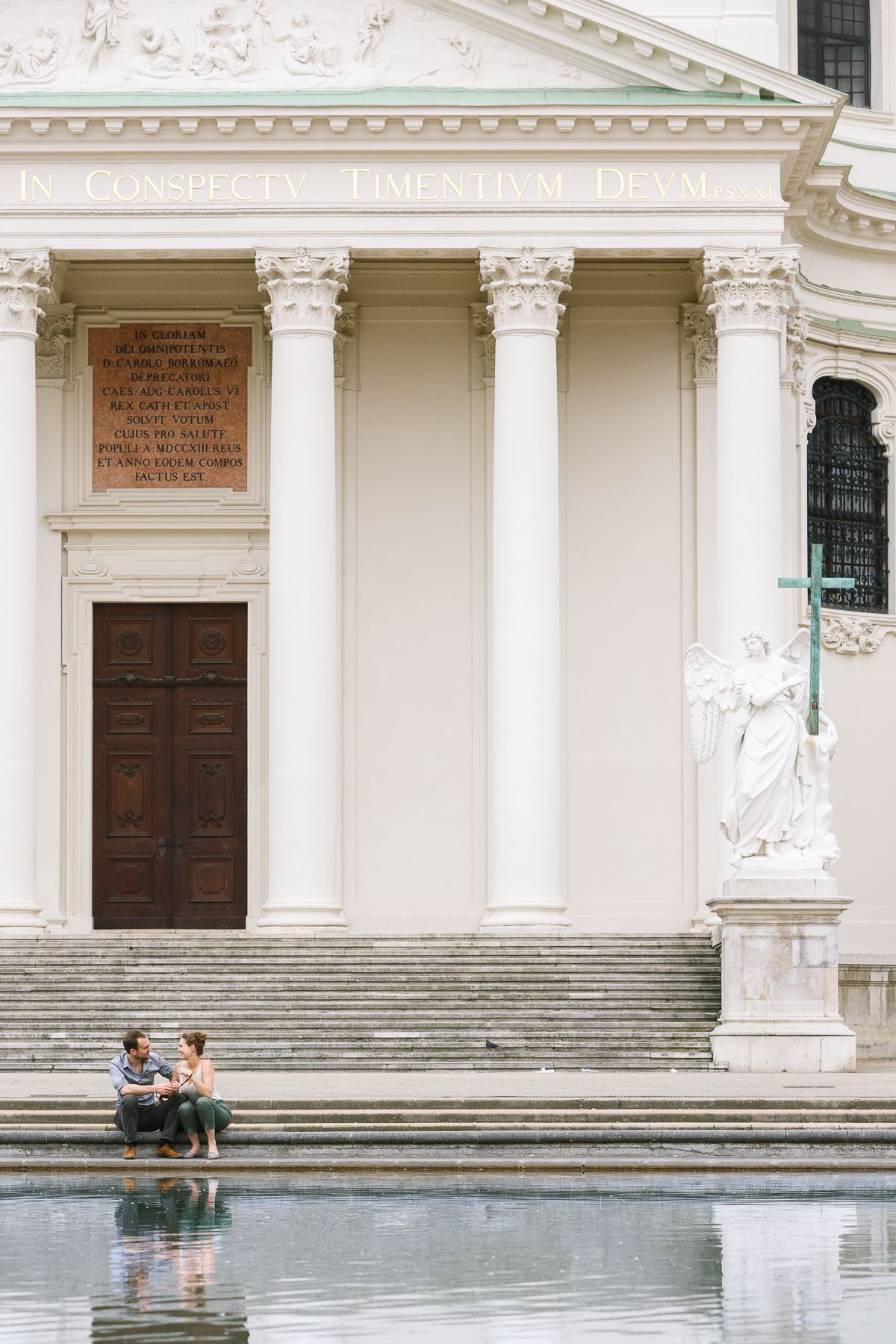 Karlskirche, Wien, Säulen, Wasserbecken, Paar, Weiße Fassade, Full HD, Handy-Hintergrund