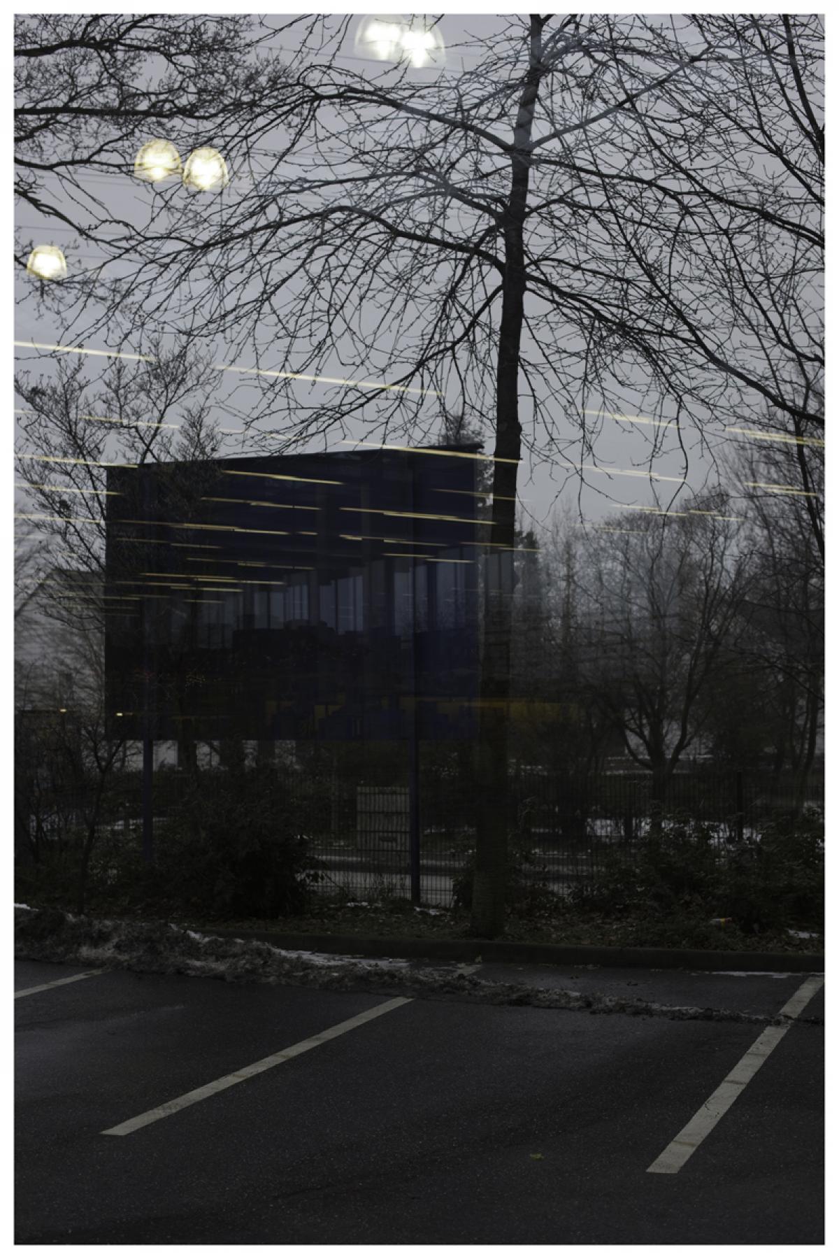 Kahle Bäume, Parkplatz, Dunkel, Winter, Gebäude, Trüber Tag, Sperrbildschirm fürs iPhone