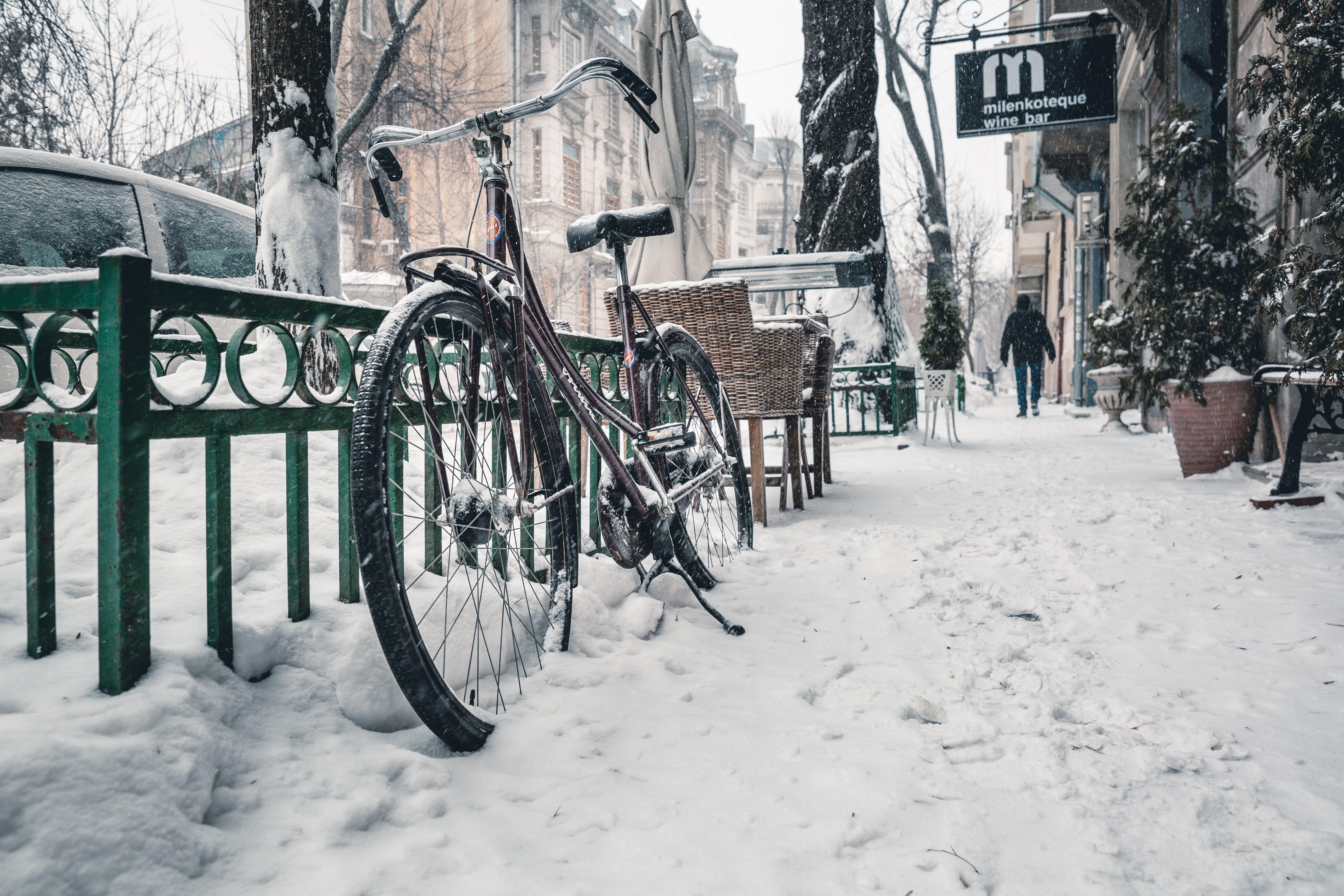 Fahrrad, Verschneite Straße, Geländer, Stadt, Schnee, 5K, Desktop-Hintergrund für Windows