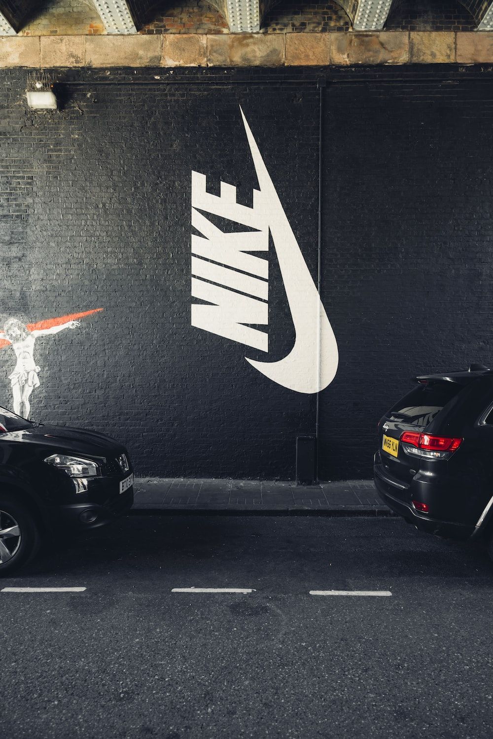 Nike-Logo, Wandmalerei, Tiefgarage, Autos, Dunkel, HD, Hintergrundbild fürs Tablet