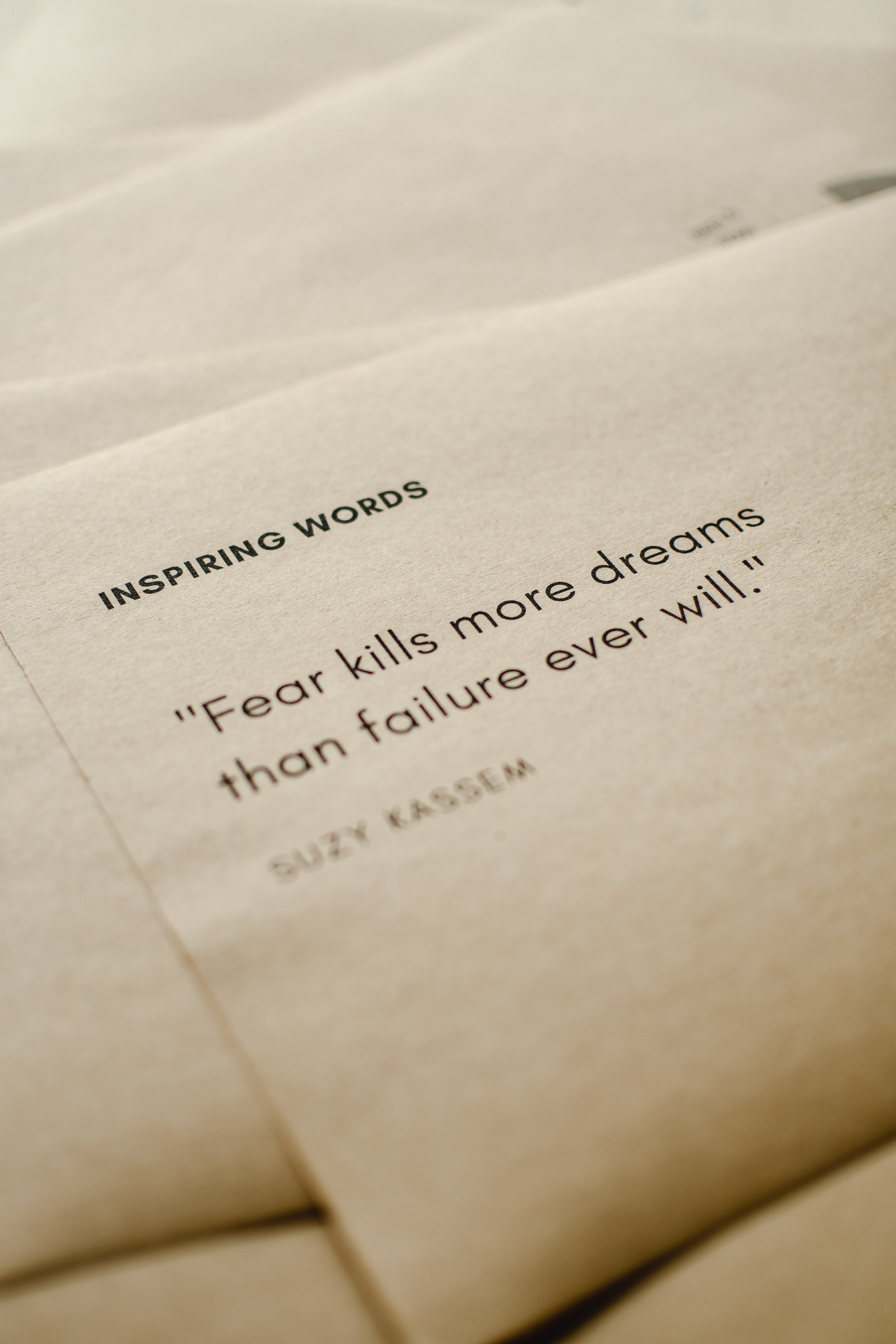 Suzy Kassem, Zitat, Inspiring Words, Papier, Beige, QHD+, Hintergrundbild fürs Handy