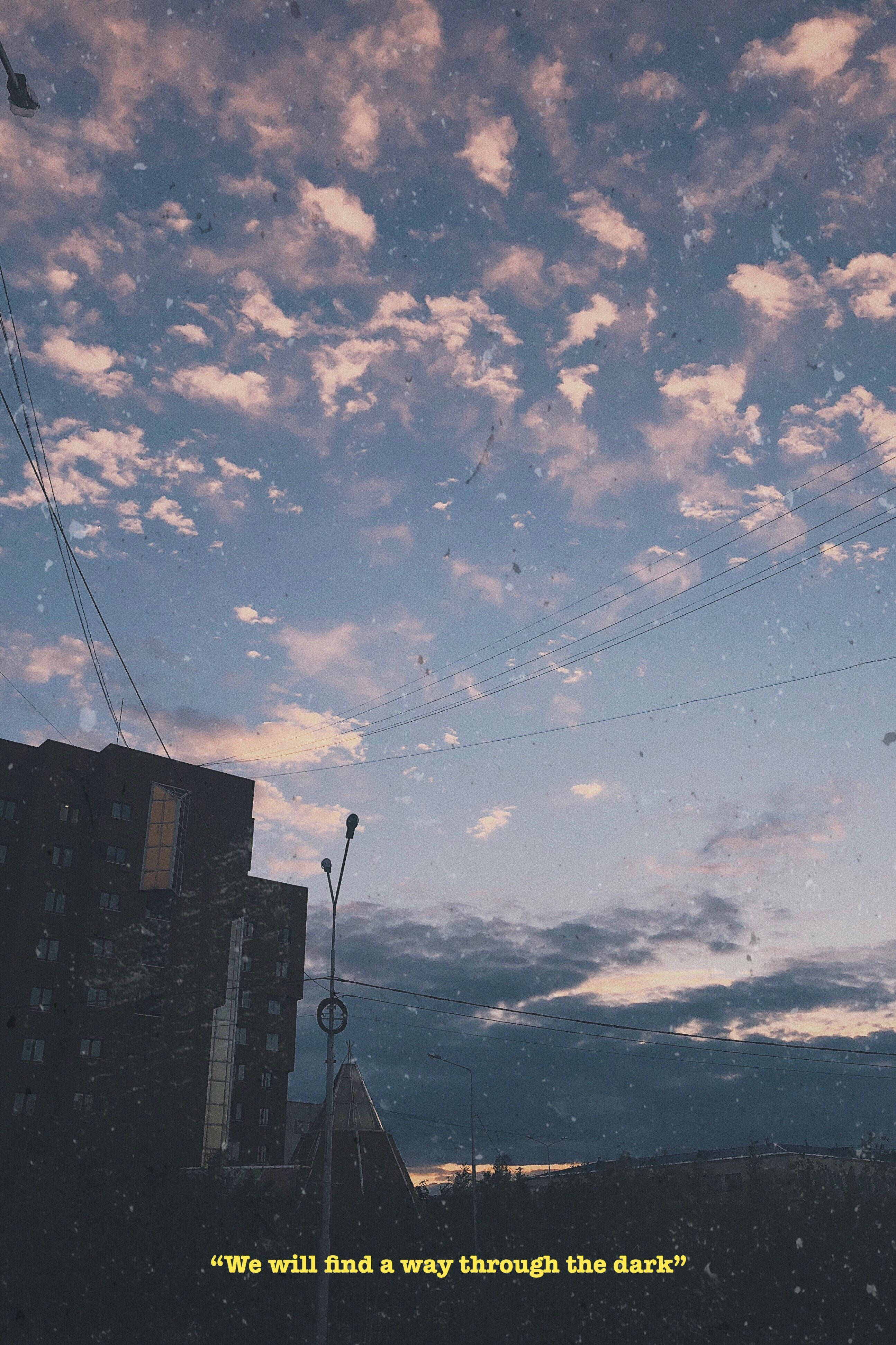 Zitat, Abendhimmel, Wolken, Gebäude, Silhouette, Dämmerung, QHD+, Handy-Hintergrundbild