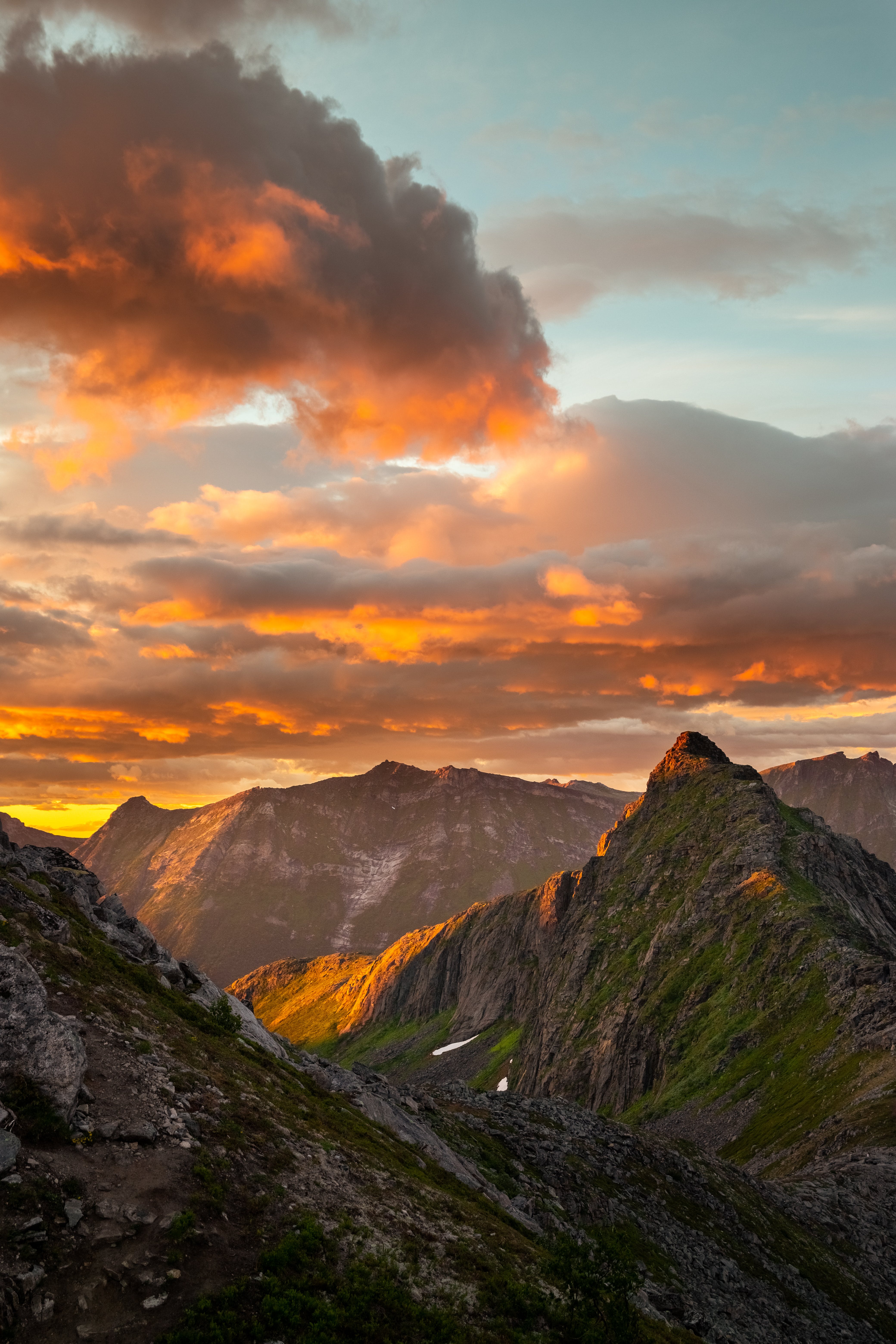 Berggipfel, Gebirge, Abendwolken, Sonnenuntergang, Felsen, Android-Hintergrundbild