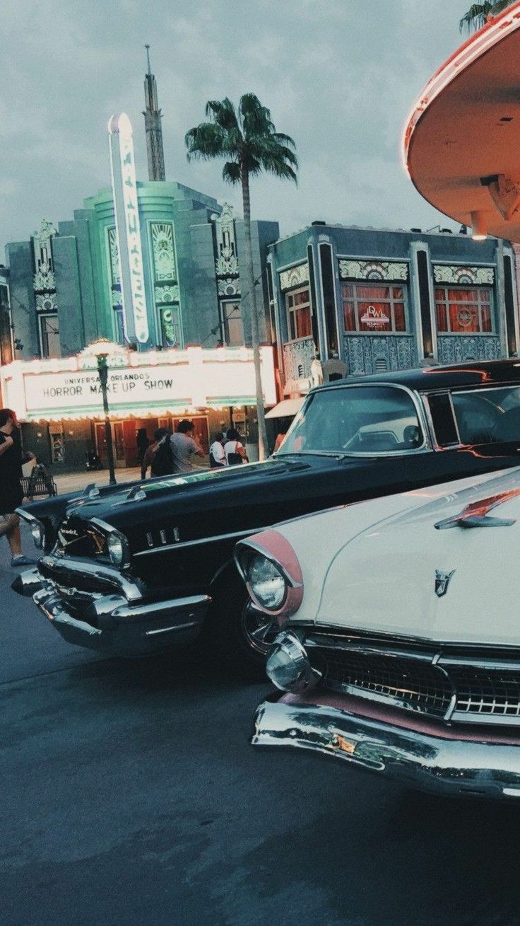 Oldtimer, Retro-Diner, Palmen, Amerikanische Straßenkreuzer, Vintage, Fifties, iPhone-Hintergrundbild