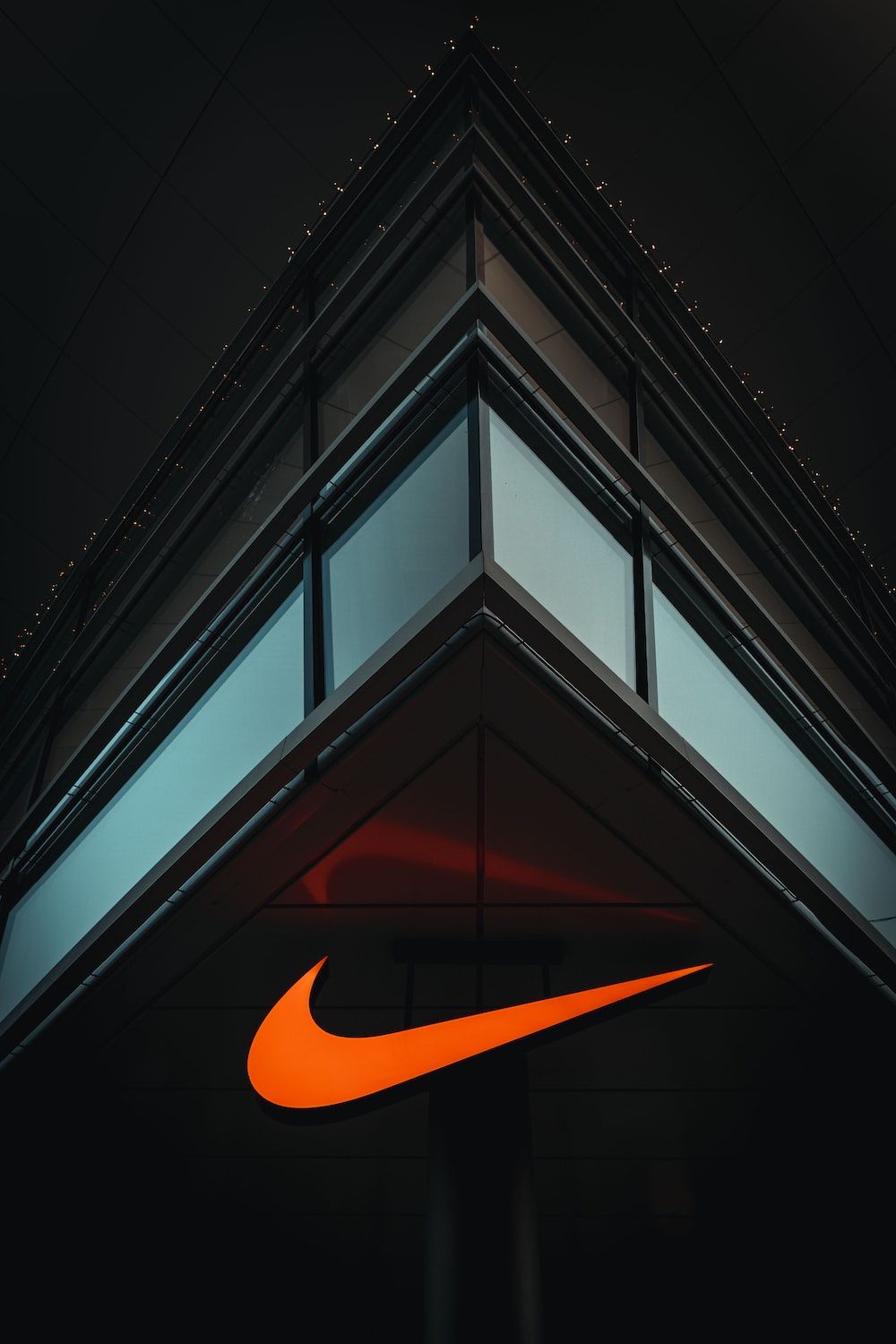 Nike Swoosh, Gebäude, Architektur, Orangefarbenes Logo, Dunkel, Hintergrundbild fürs Handy