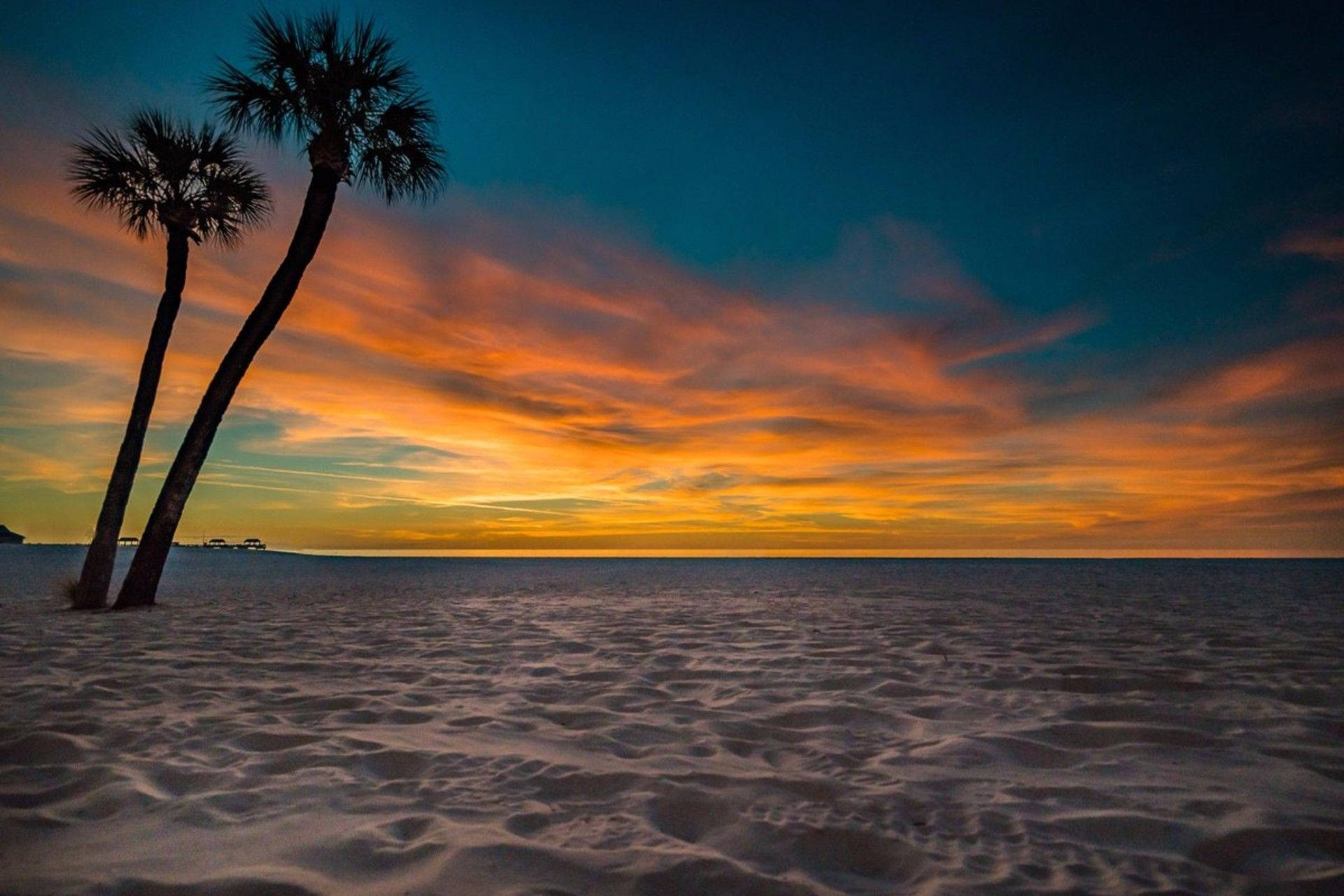 Strand, Palmen, Sonnenuntergang, Sand, Silhouette, Oranger Himmel, Full HD, Laptop-Hintergrundbild