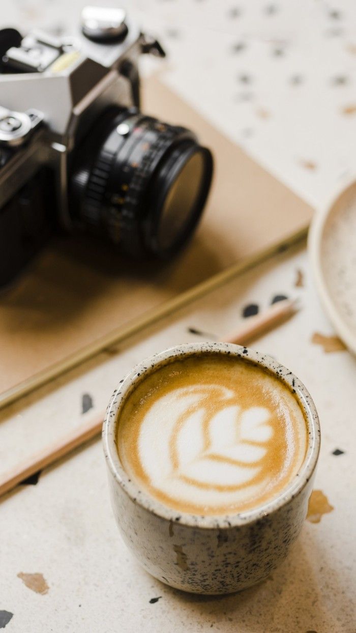 Kamera, Cappuccino, Latte Art, Flatlay, Retro, Beige, Hochformat, Hintergrundbild fürs Smartphone