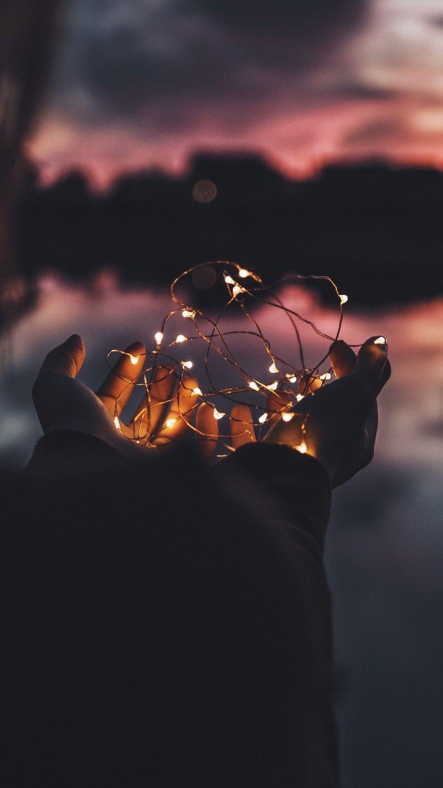 Lichterkette, Hände, Glühwürmchen, Dämmerung, Bokeh, Hochformat, Hintergrundbild fürs Smartphone