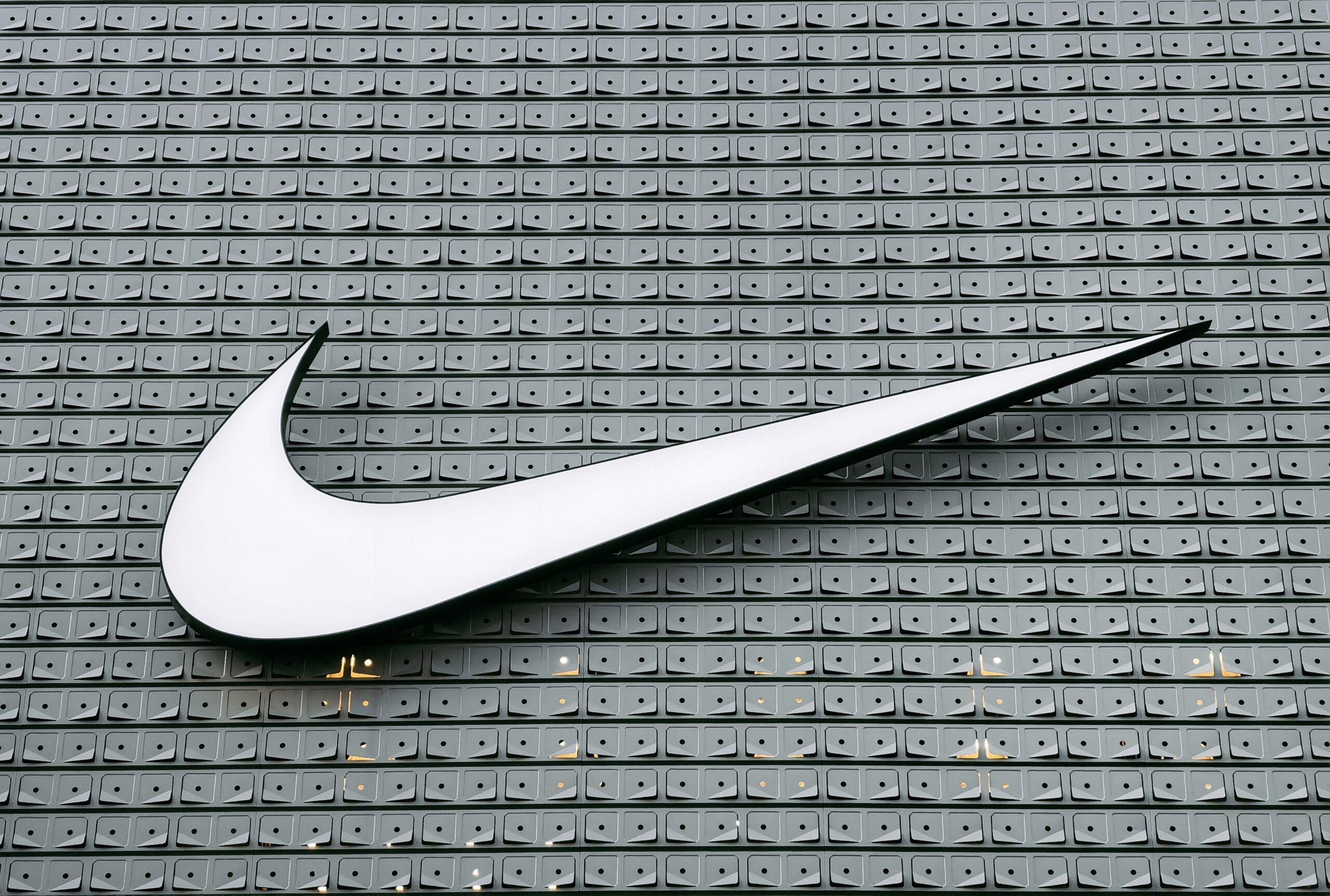 Nike Swoosh, Fassade, Leuchtreklame, Grau, 2K, Desktop-Hintergrund für Windows