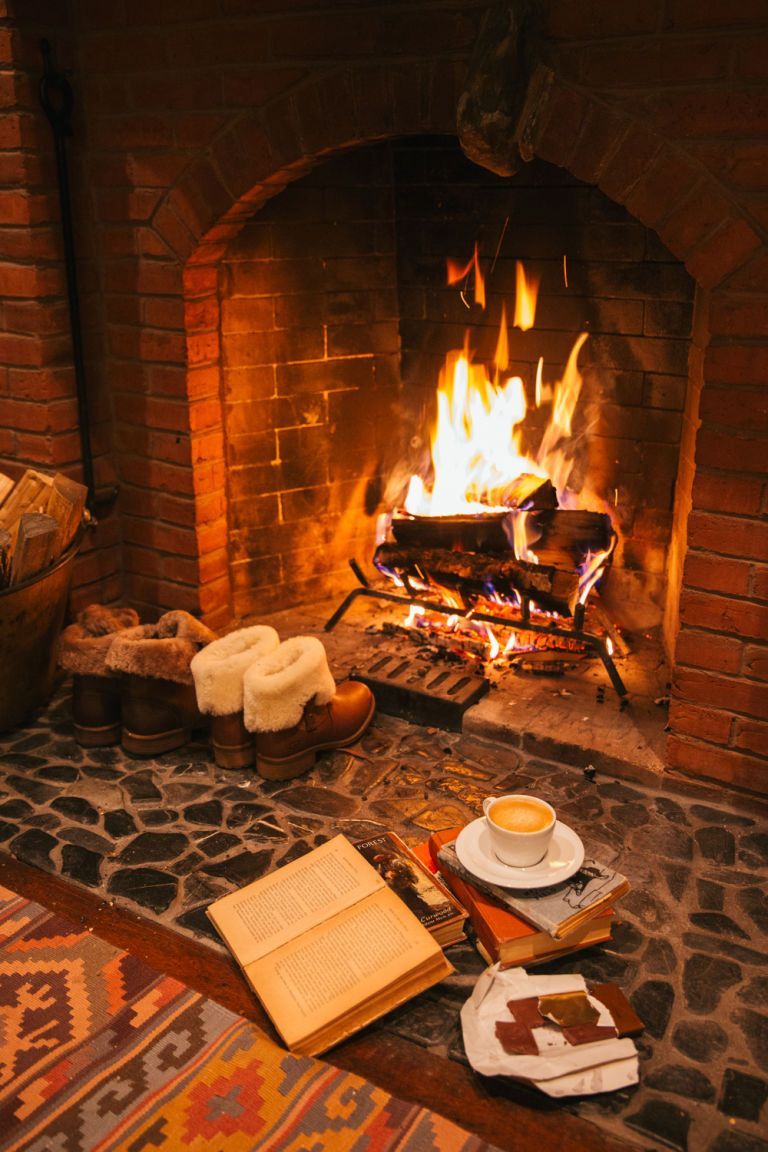 Offener Kamin, Ziegelkamin, Buch, Teetasse, Teppich, Gemütlich, Hintergrundbild fürs Handy