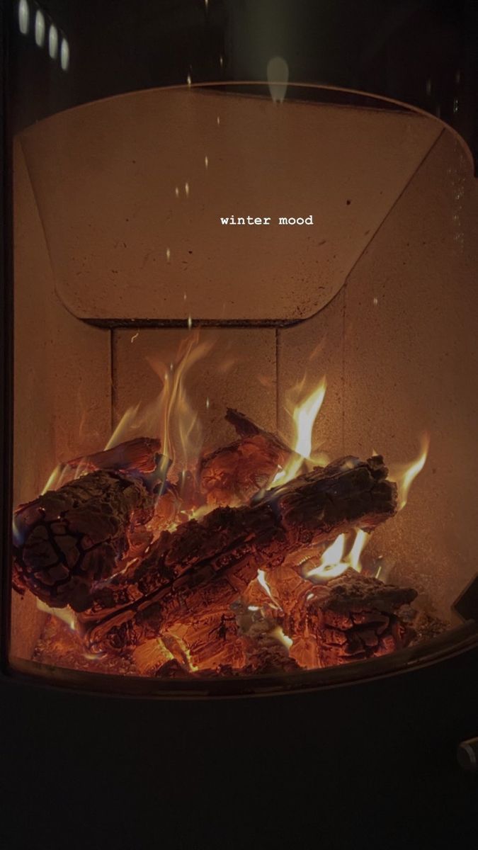 Kaminofen, Glut, Holzscheite, Dunkel, Hochformat, Hintergrundbild für iPhone und Android