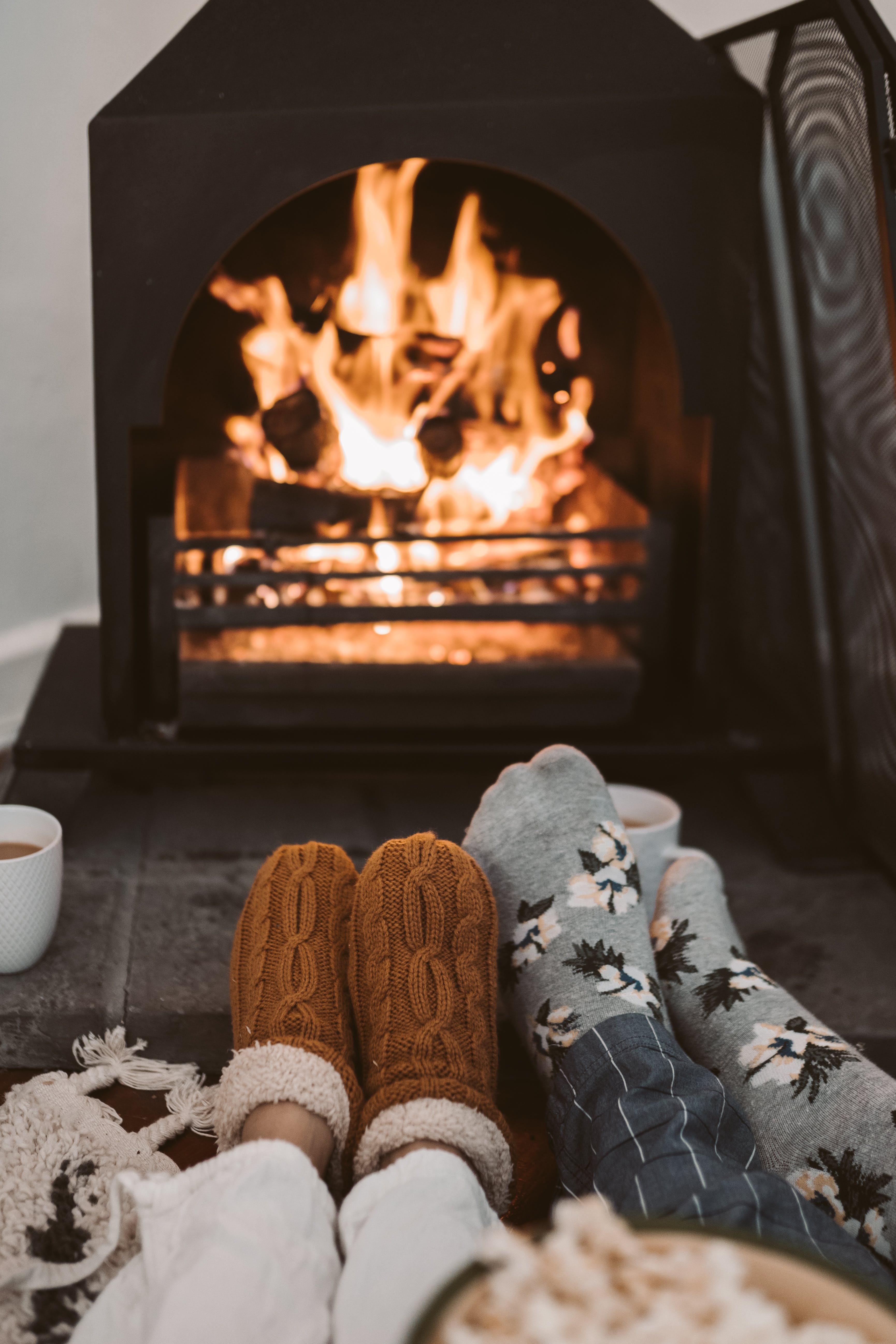 Kamin, Wollsocken, Füße, Gemütlich, Winter, Hygge, QHD+, Hintergrundbild fürs Handy