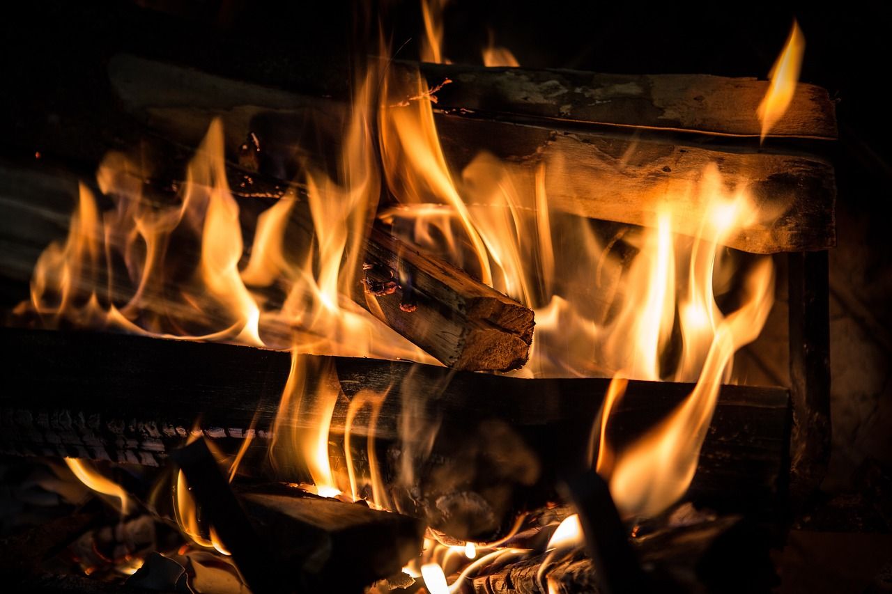Holzfeuer, Flammen, Holzscheite, Dunkel, Nahaufnahme, HD, Hintergrundbild für den PC