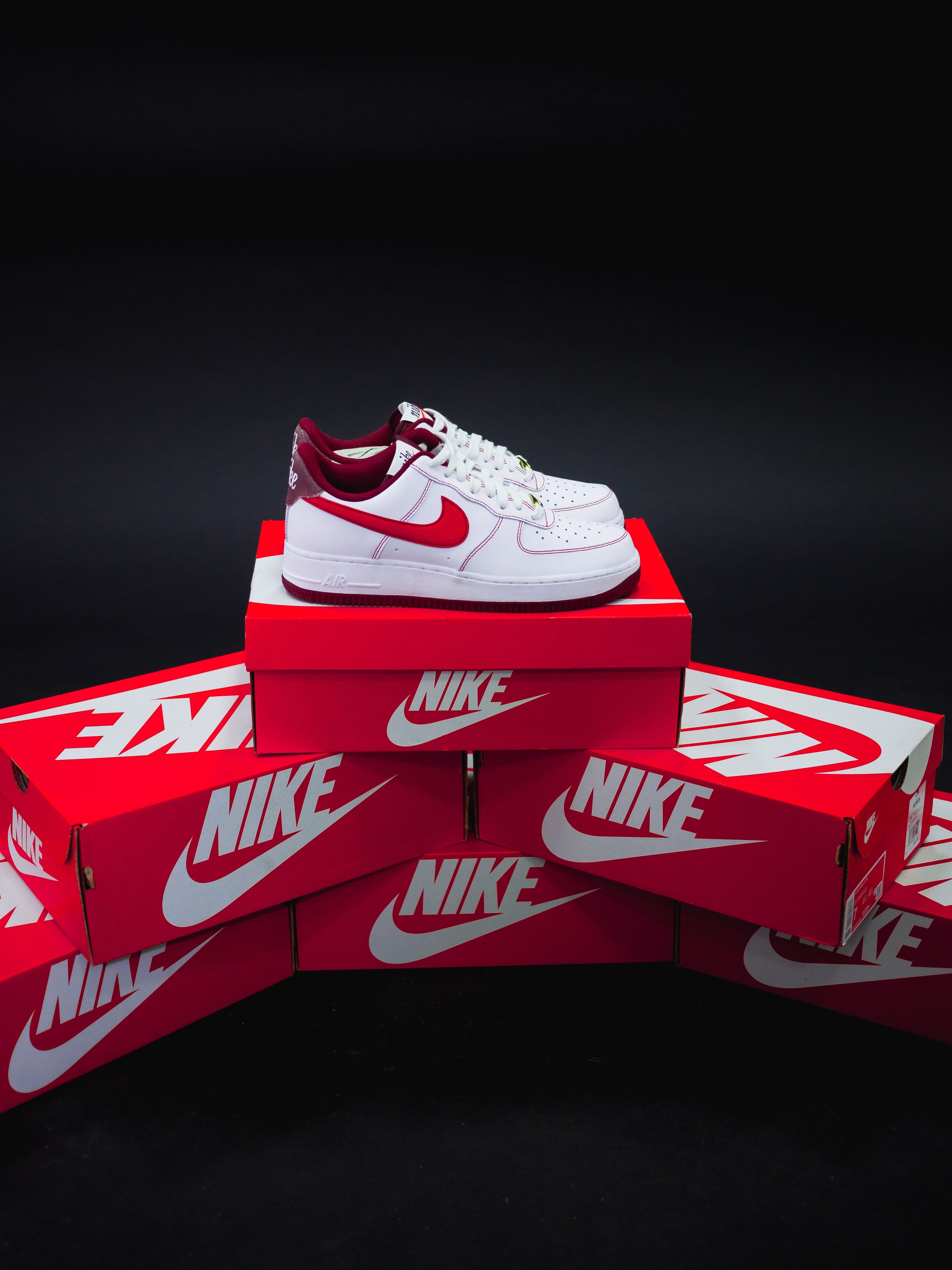 Nike Air Force 1, Schuhkartons, Sneaker, Rot-Weiß, QHD+, iPad-Hintergrundbild