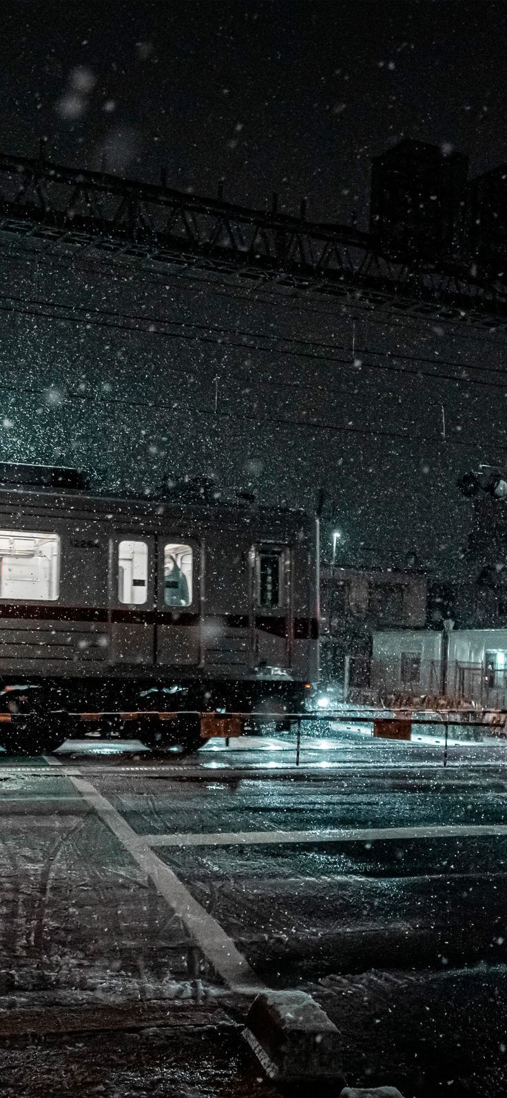 Straßenbahn, Nacht, Regen, Dunkel, Hochformat, Hintergrundbild fürs Smartphone