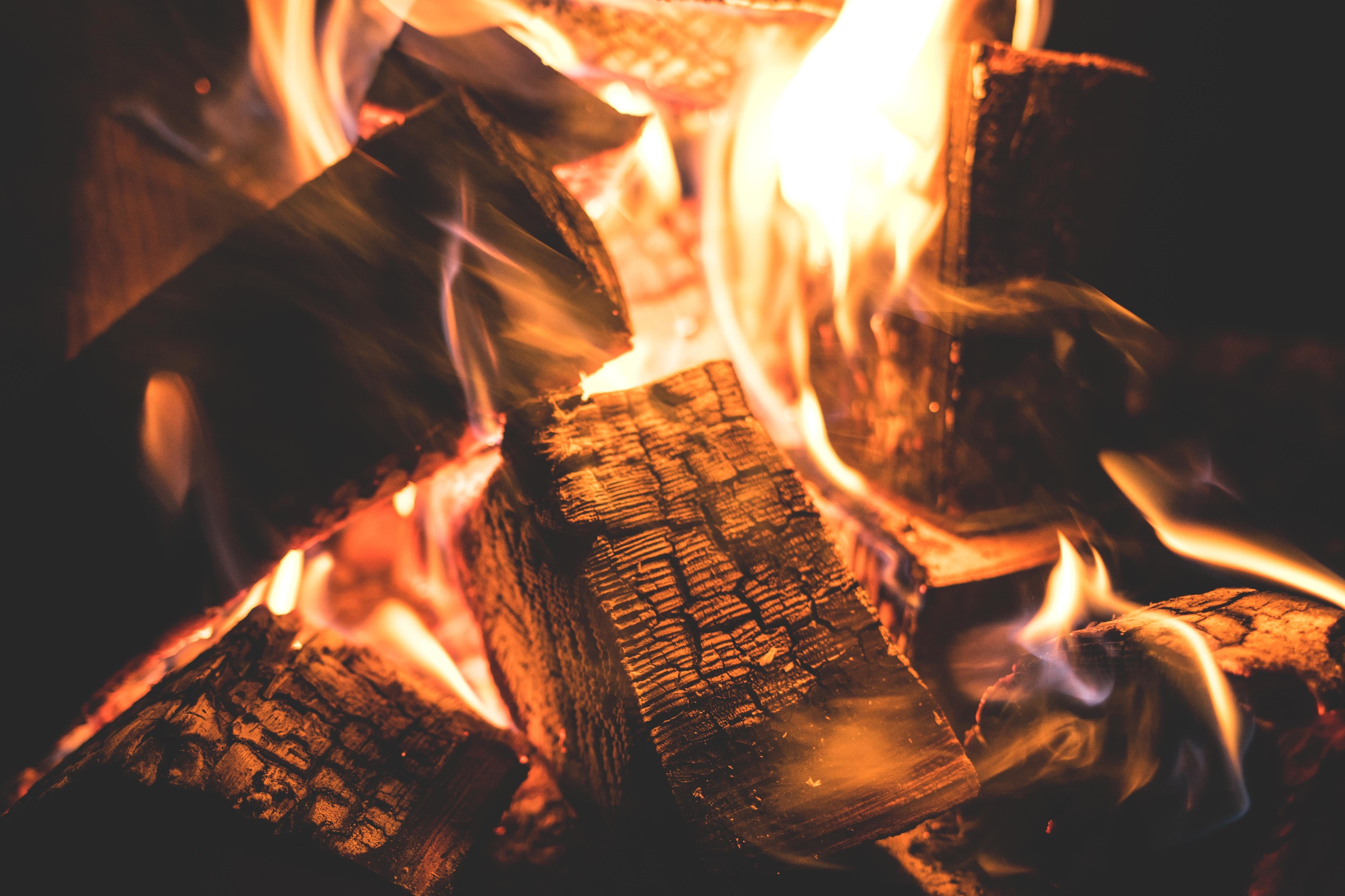 Brennendes Holz, Flammen, Glut, Nahaufnahme, Warmes Licht, 5K, PC-Hintergrundbild