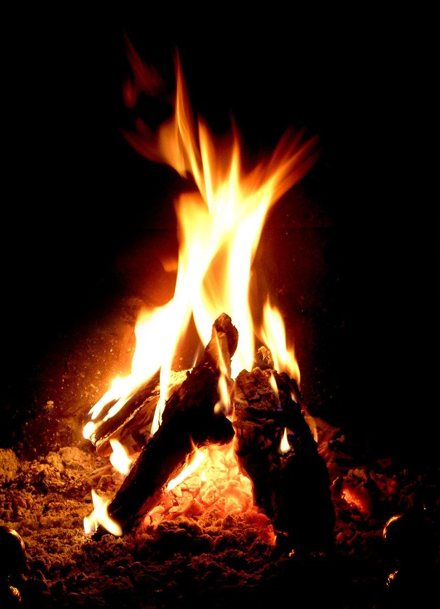 Lagerfeuer, Flammen, Holzscheite, Schwarzer Hintergrund, Nacht, HD Wallpaper
