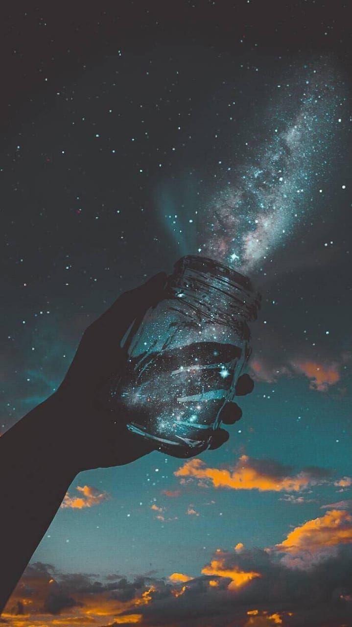 Hand, Flasche, Galaxie, Surreal, Abendhimmel, Hochformat, Hintergrundbild fürs Smartphone