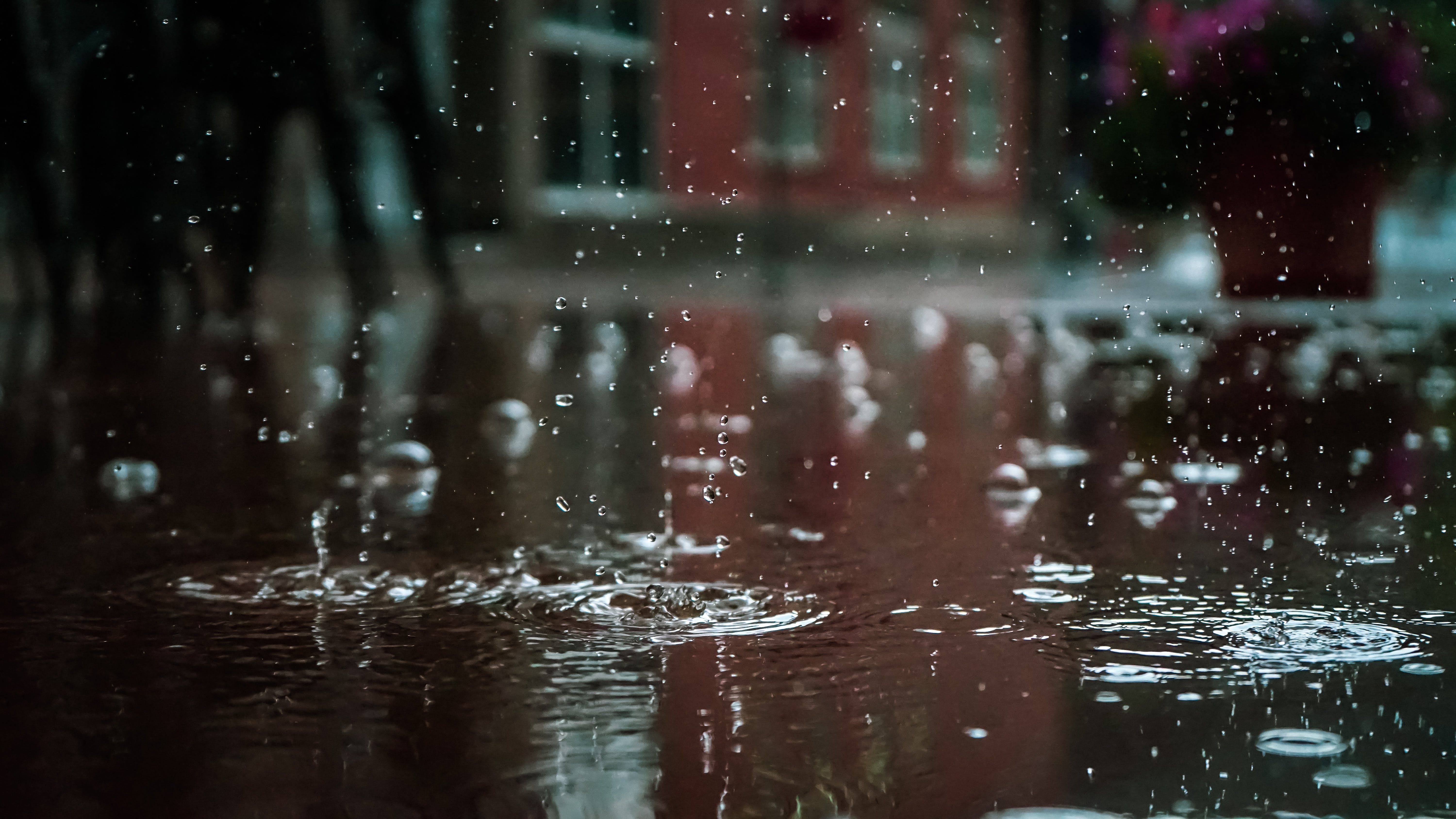 Pfütze, Regentropfen, Wasserspritzer, Straße, Nahaufnahme, 6K, Windows-Hintergrundbild