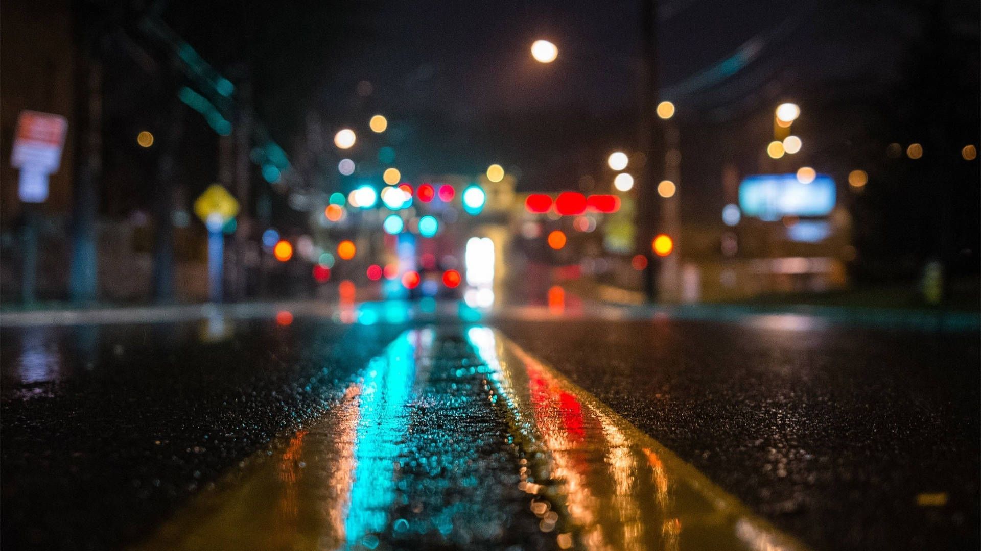 Nasse Straße, Stadtlichter, Nacht, Bokeh, Spiegelung, Full HD 1080p, Desktop-Hintergrundbild