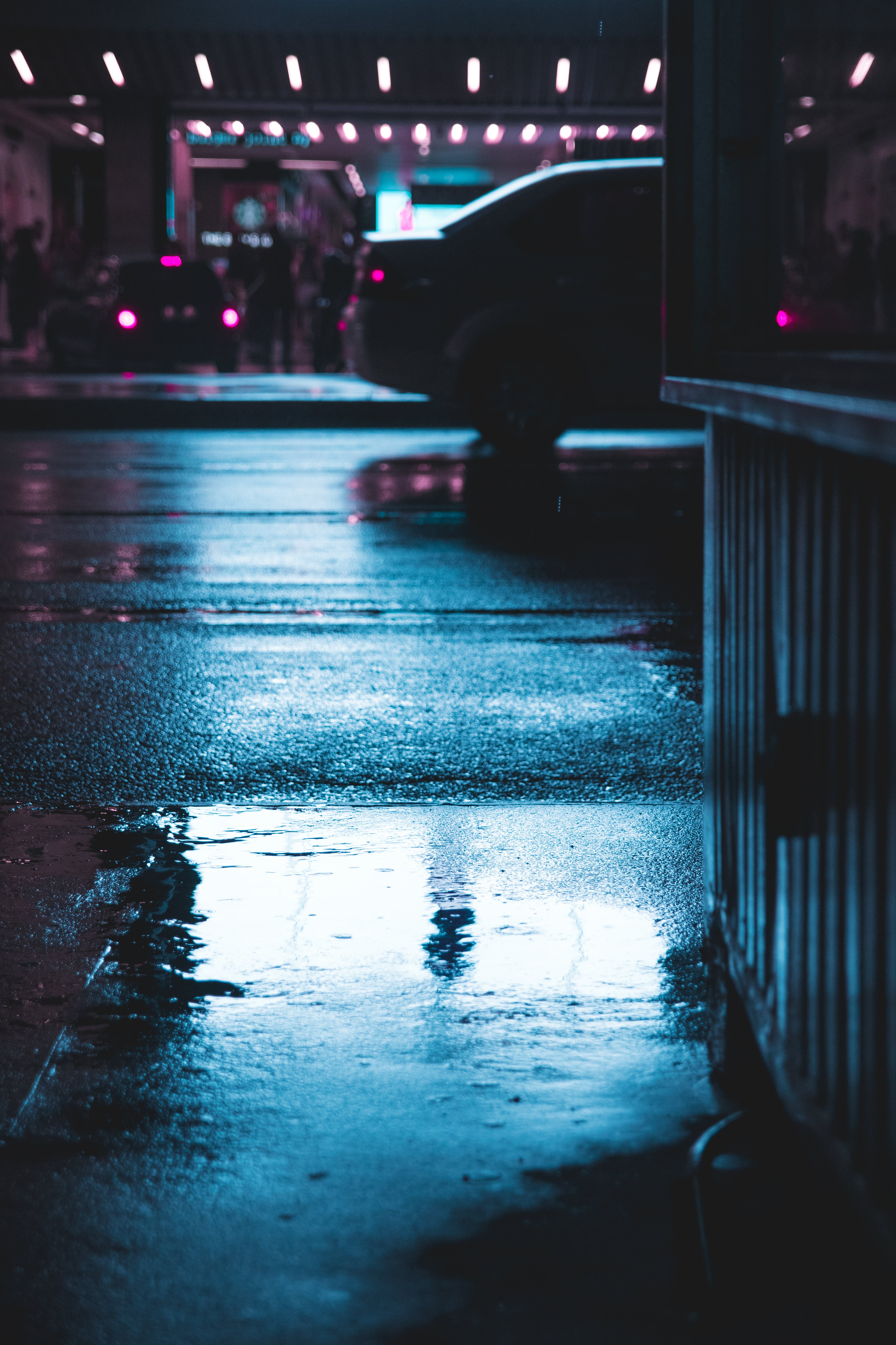 Nasse Straße, Nacht, Spiegelung, Blau, Lichter, QHD+, Sperrbildschirm fürs iPhone