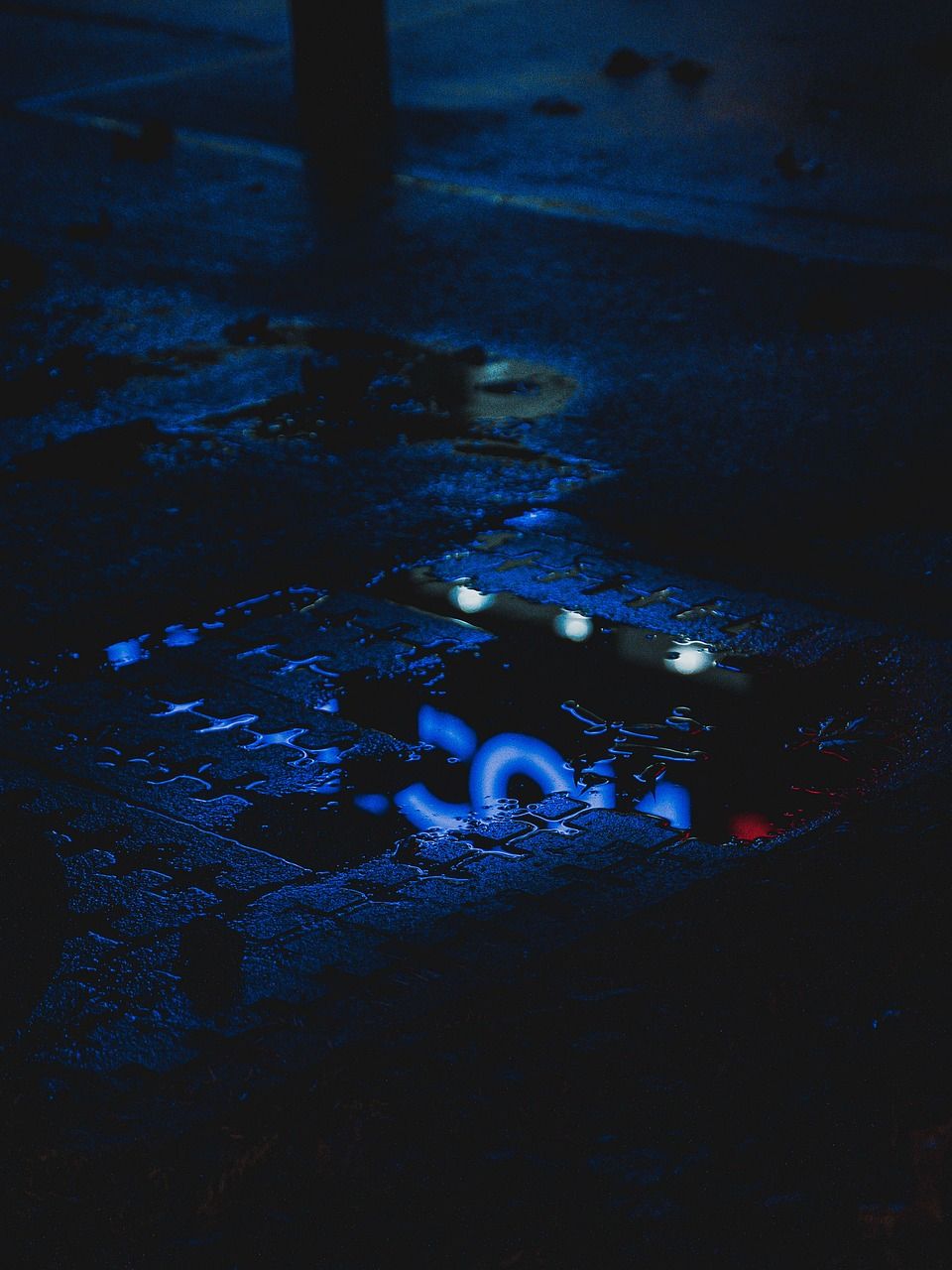 Pfütze, Dunkelblau, Nacht, Spiegelung, Pflaster, Hintergrundbild für iPad und Tablet