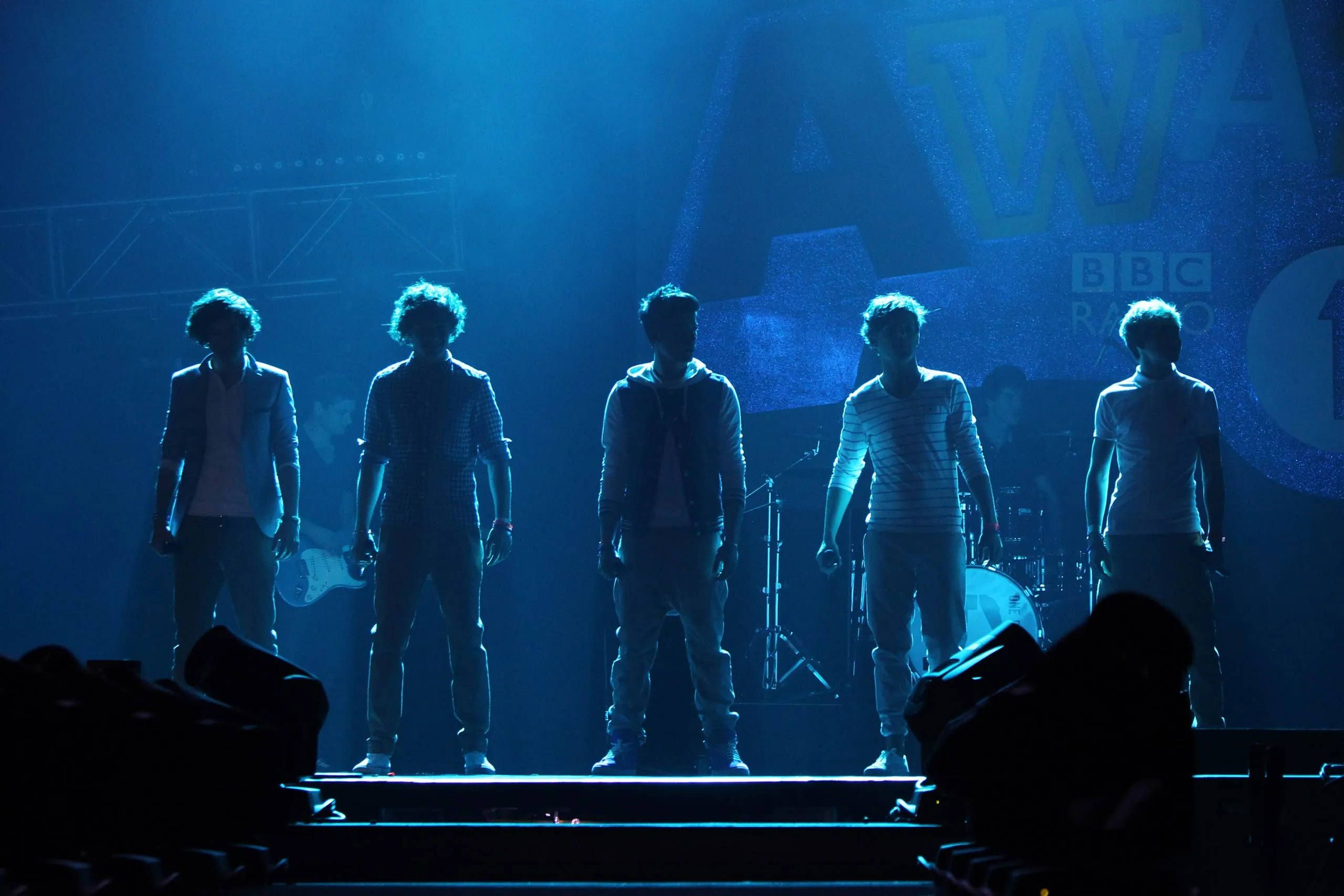 Boygroup, Bühnenauftritt, Konzert, Blaues Licht, Silhouetten, 2K, Desktop-Hintergrund