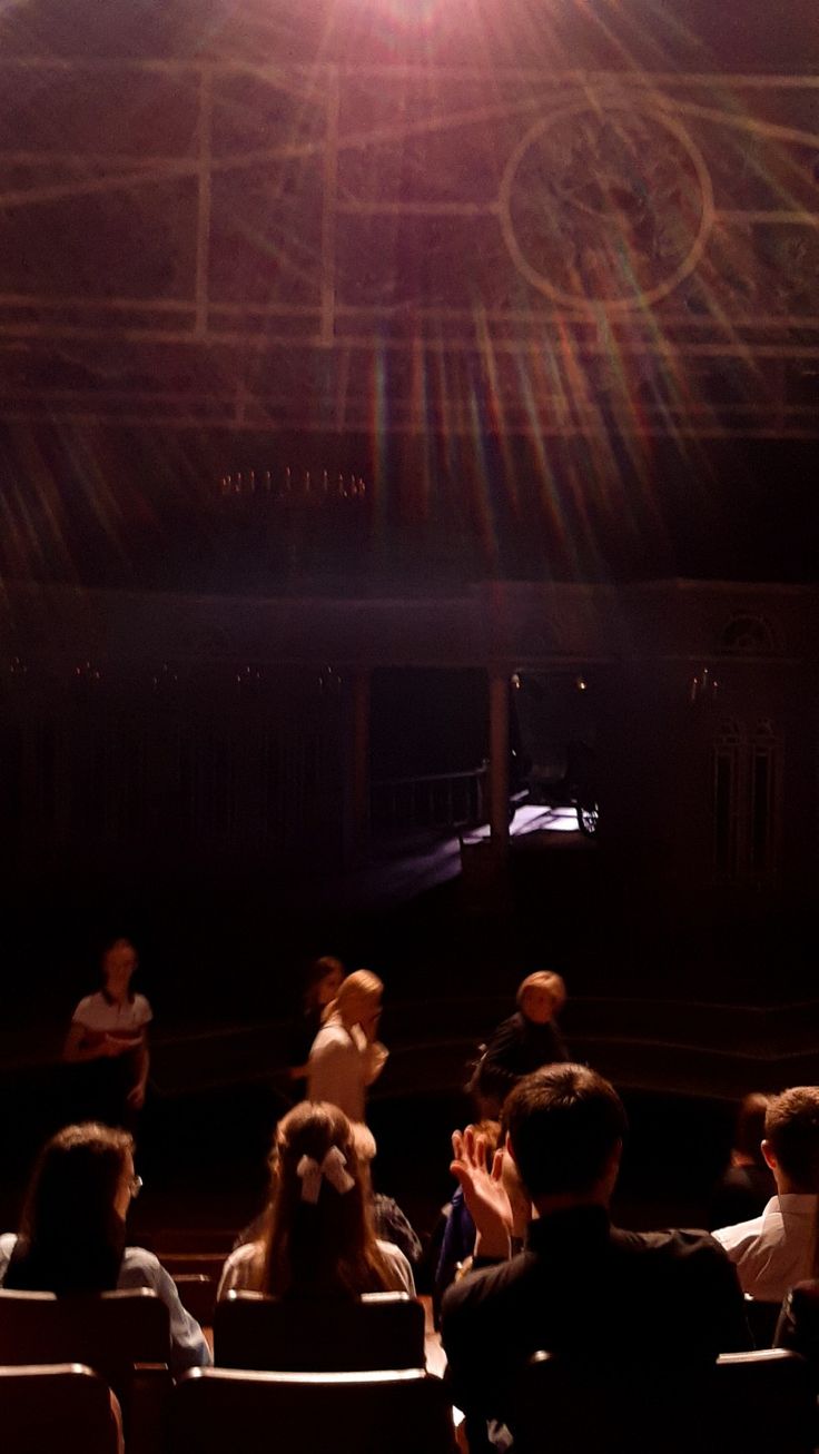 Konzertsaal, Bühnenlicht, Publikum, Dunkle Töne, Rote Töne, HD, iPhone-Hintergrundbild