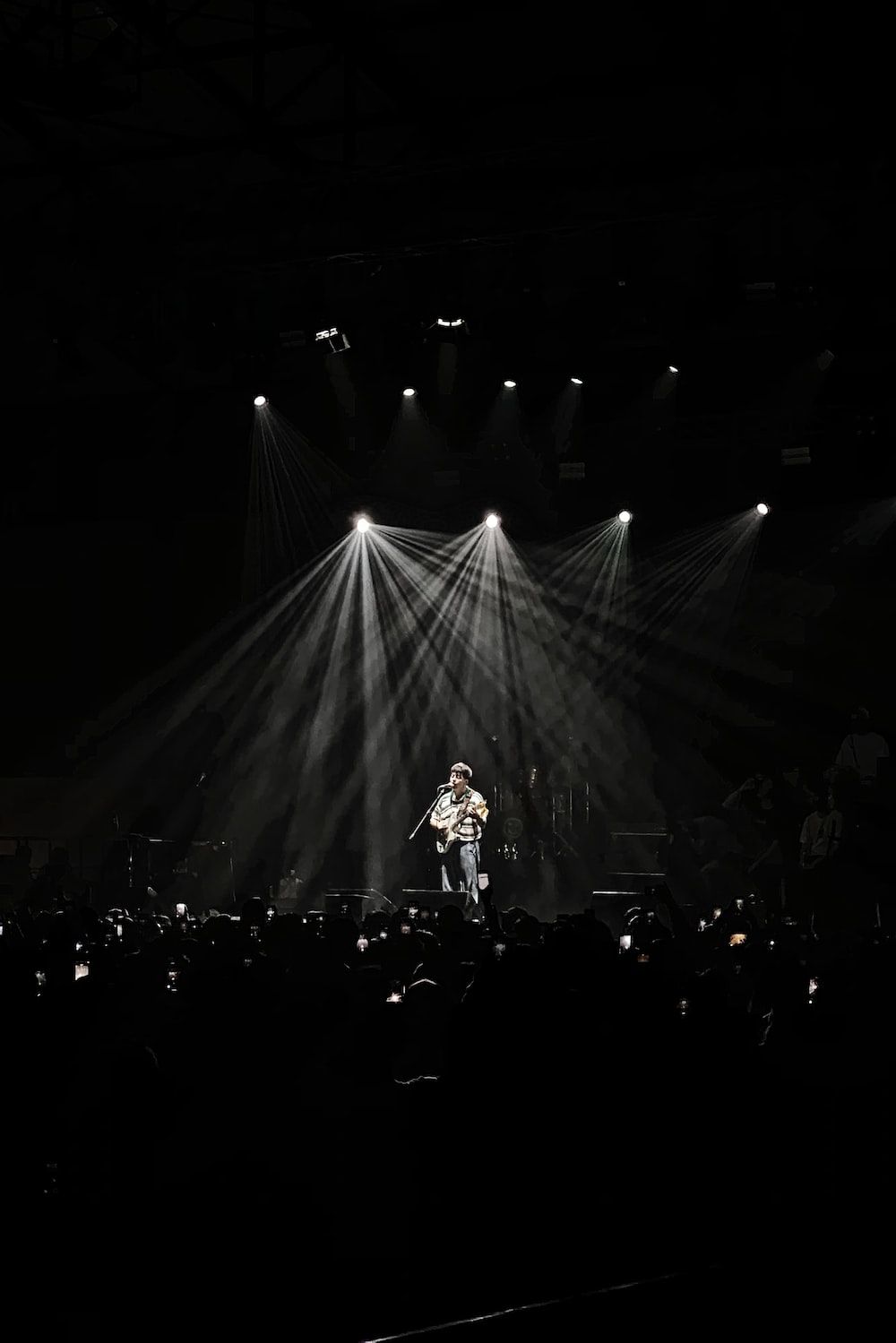 Konzert, Lichtstrahlen, Sänger, Bühne, Dunkle Töne, HD, iPad-Hintergrundbild