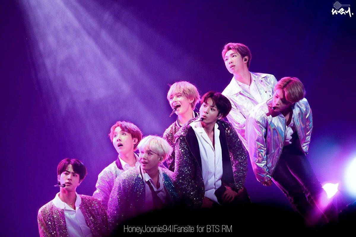BTS, RM, Bühnenlicht, Glitzeroutfits, Lila Töne, Hintergrundbild