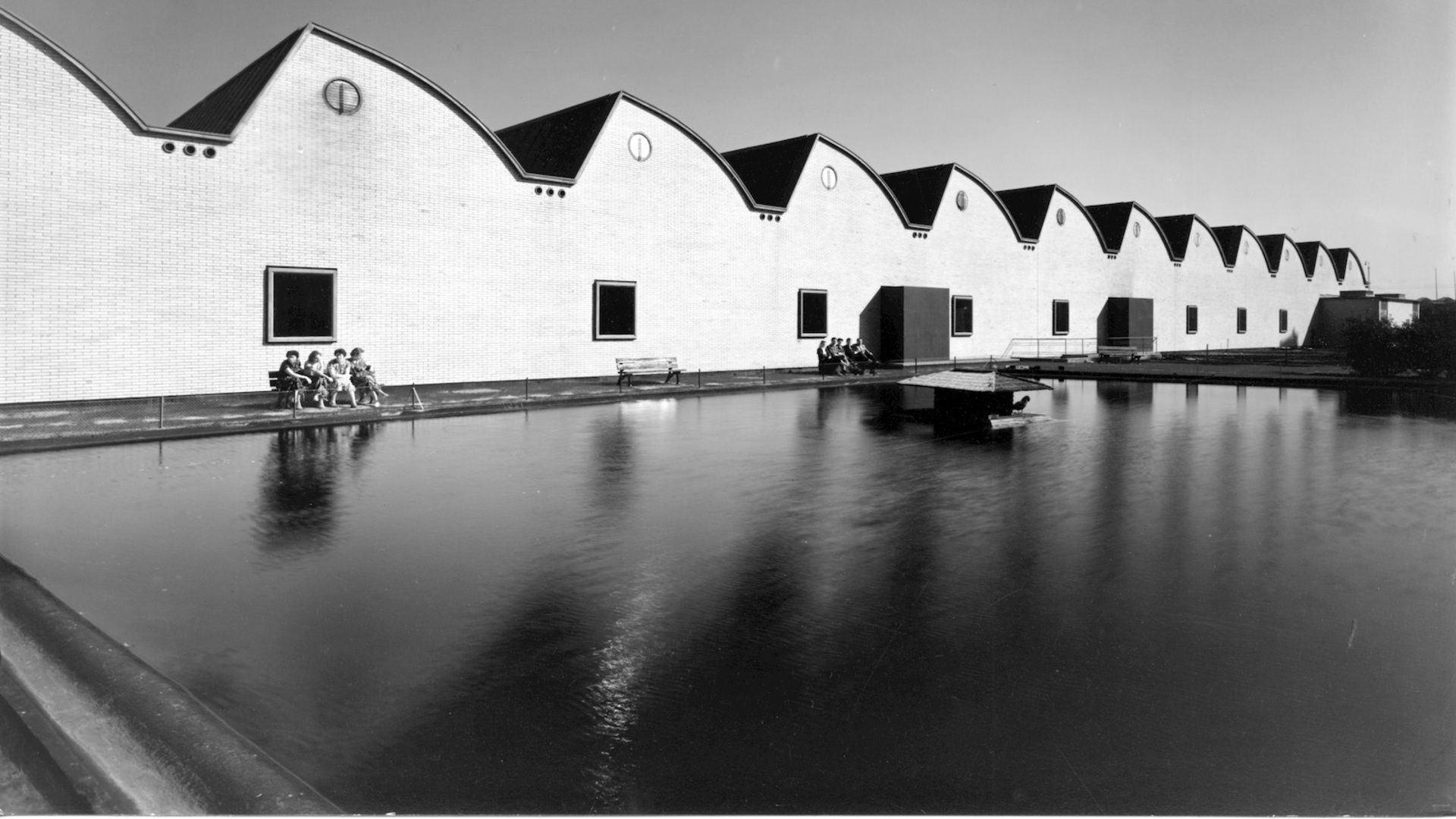 Fabrikhalle, Sheddach, Wasser, Schwarz-Weiß, Architektur, Full HD, Laptop-Hintergrundbild