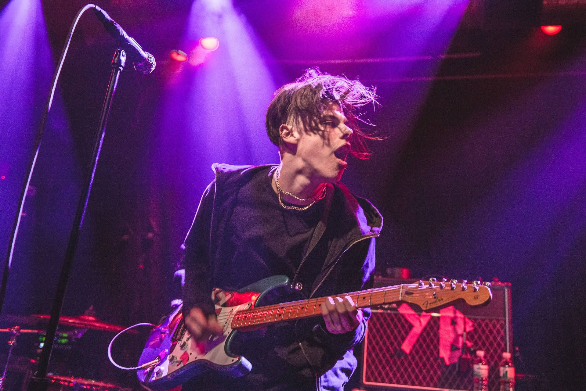 Yungblud, E-Gitarre, Mikrofon, Bühnenlicht, Lila Töne, Full HD, Desktop-Hintergrund für Windows