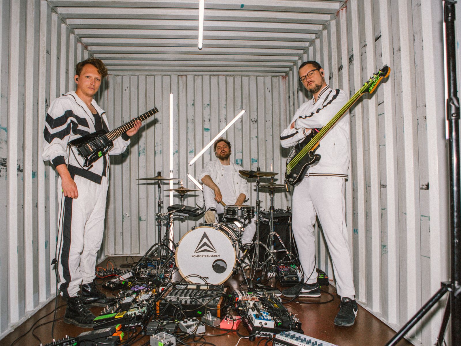 Band, Container, Schlagzeug, Gitarre, Weißes Licht, HD, Hintergrundbild fürs Tablet